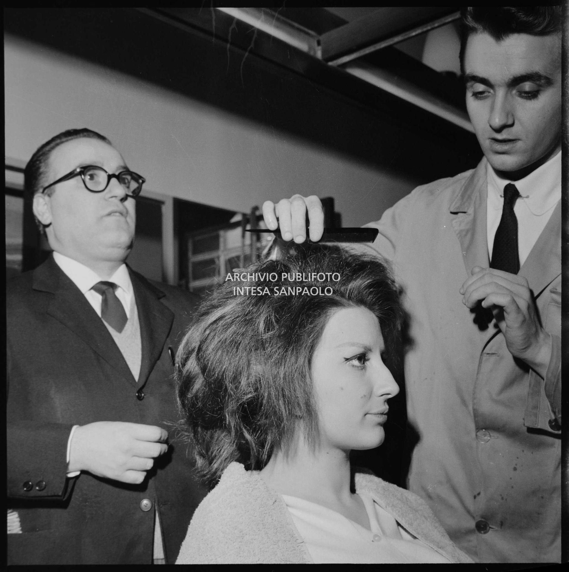 Mina in sala trucco al XI Festival di Sanremo