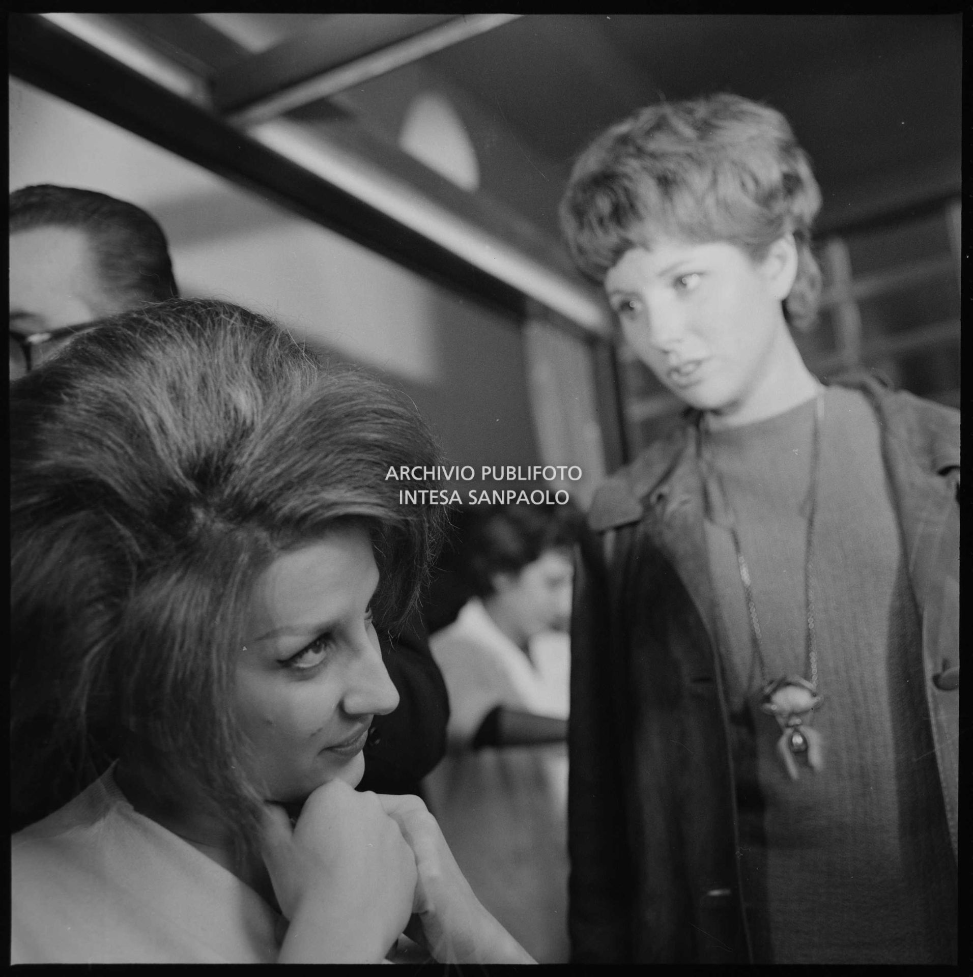 Mina e Jenny Luna in sala trucco al XI Festival di Sanremo