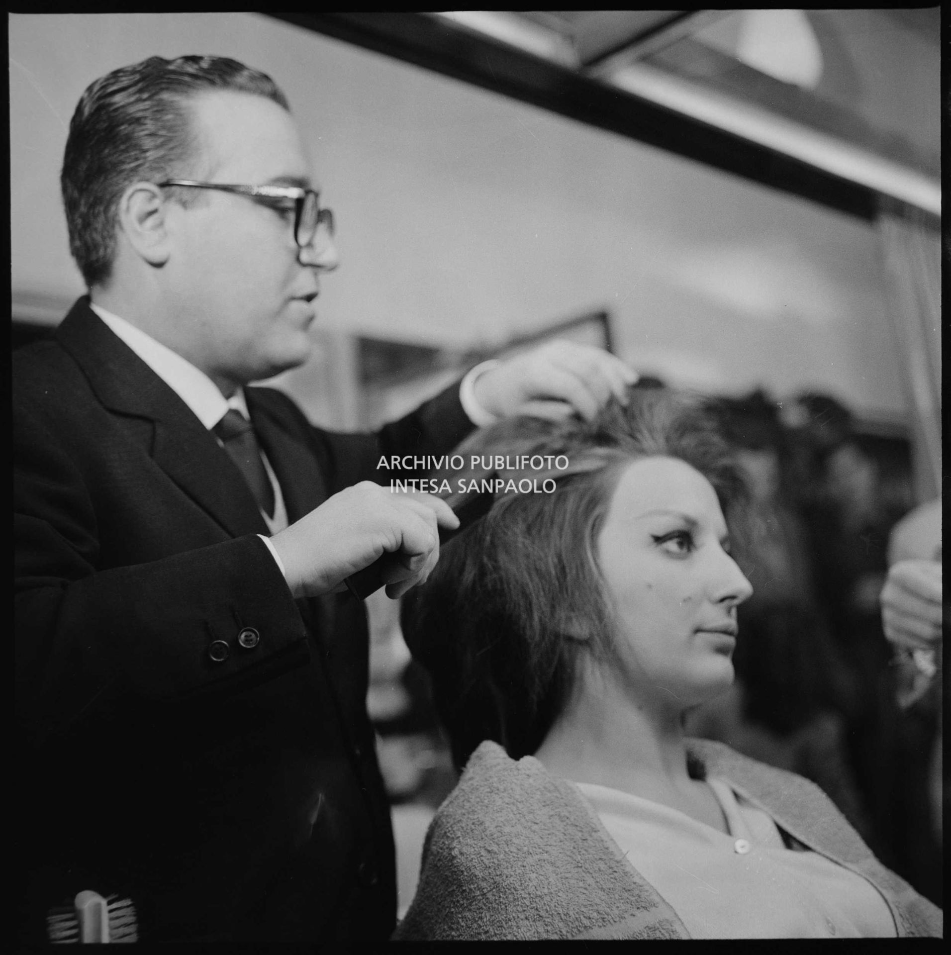 Mina in sala trucco al XI Festival di Sanremo