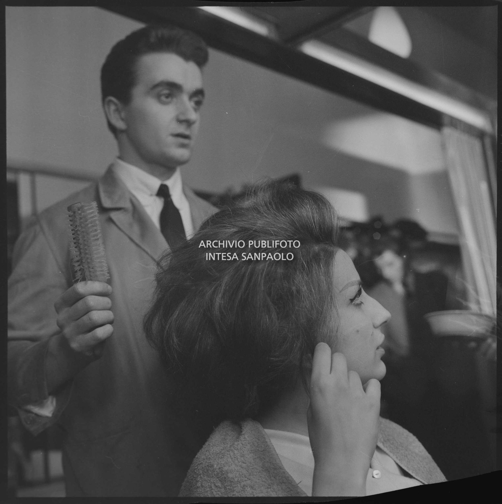 Mina in sala trucco al XI Festival di Sanremo