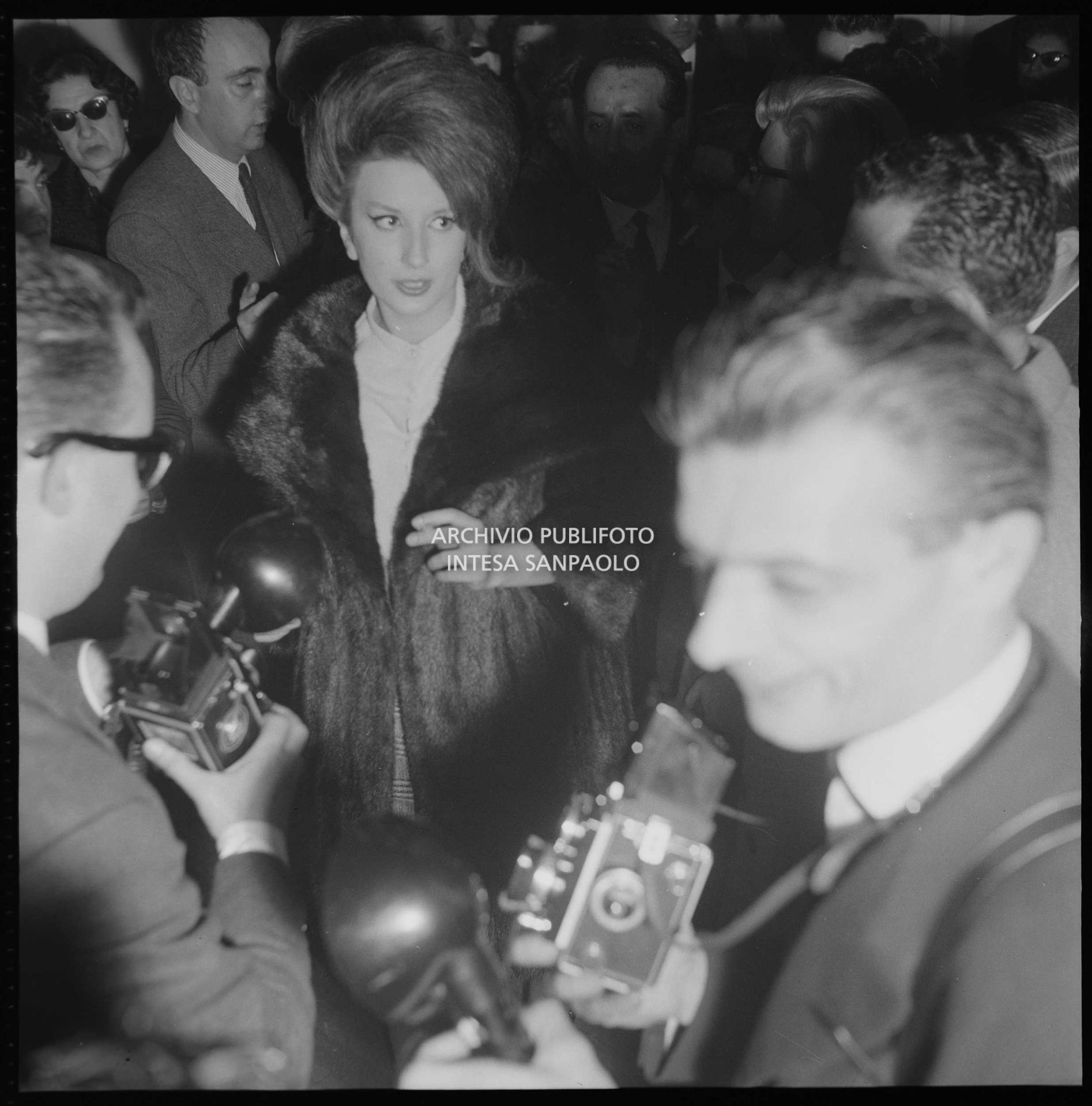 Mina assediata dai fotografi nei giorni dell'XI Festival di Sanremo