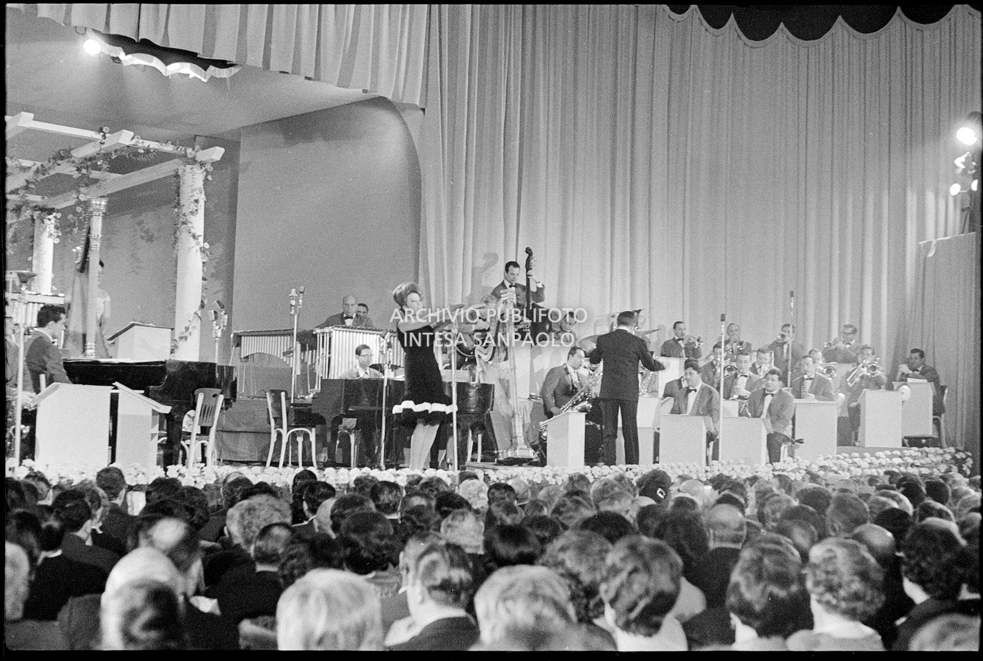 Mina si esibisce al XI Festival della canzone italiana di Sanremo