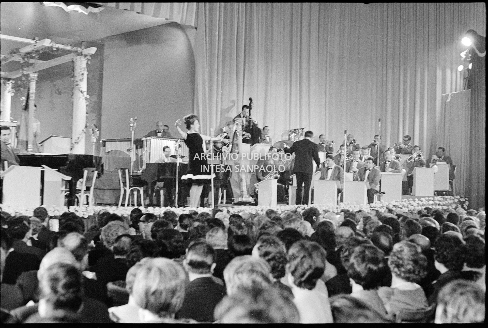 Mina si esibisce al XI Festival della canzone italiana di Sanremo