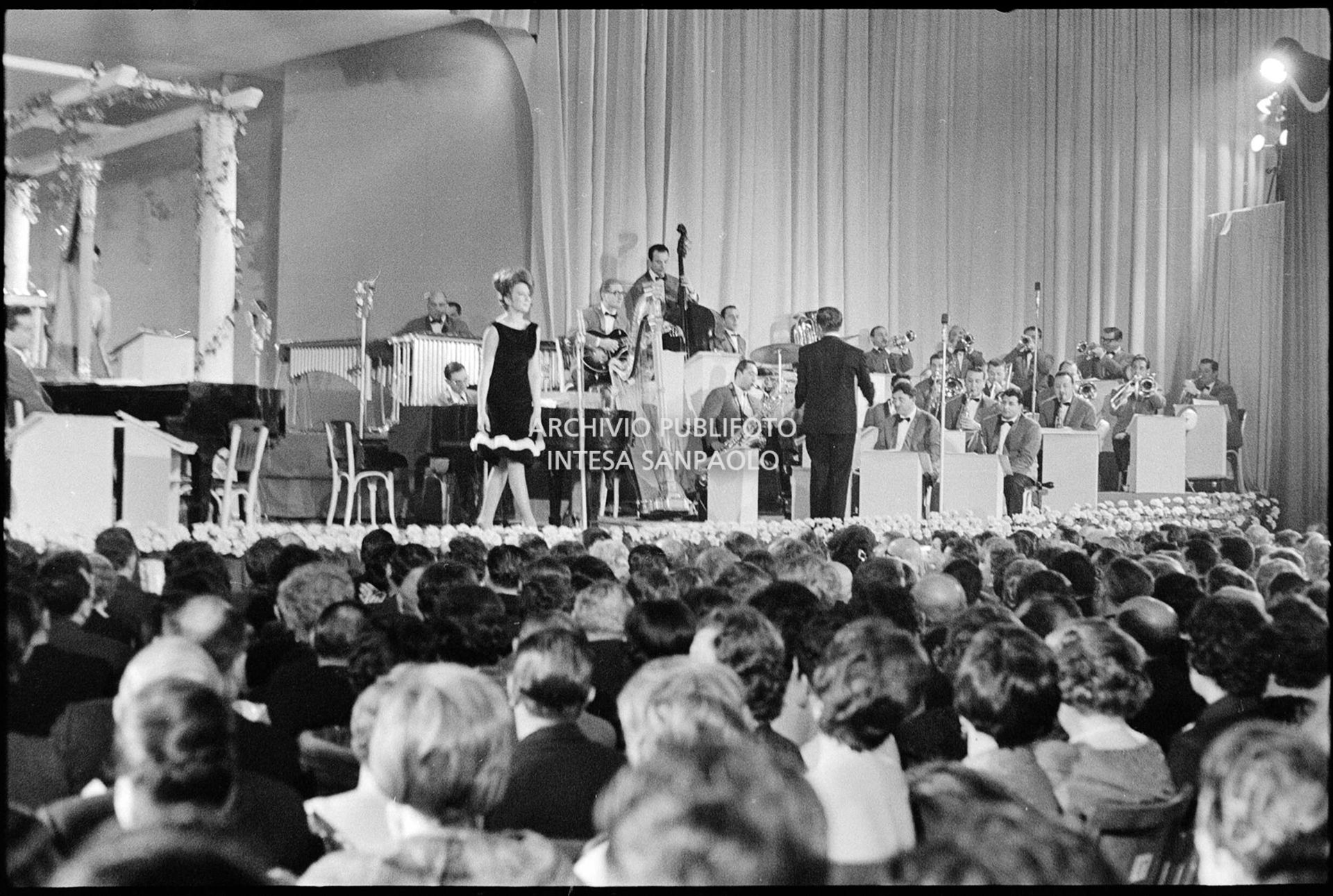 Mina si esibisce al XI Festival della canzone italiana di Sanremo