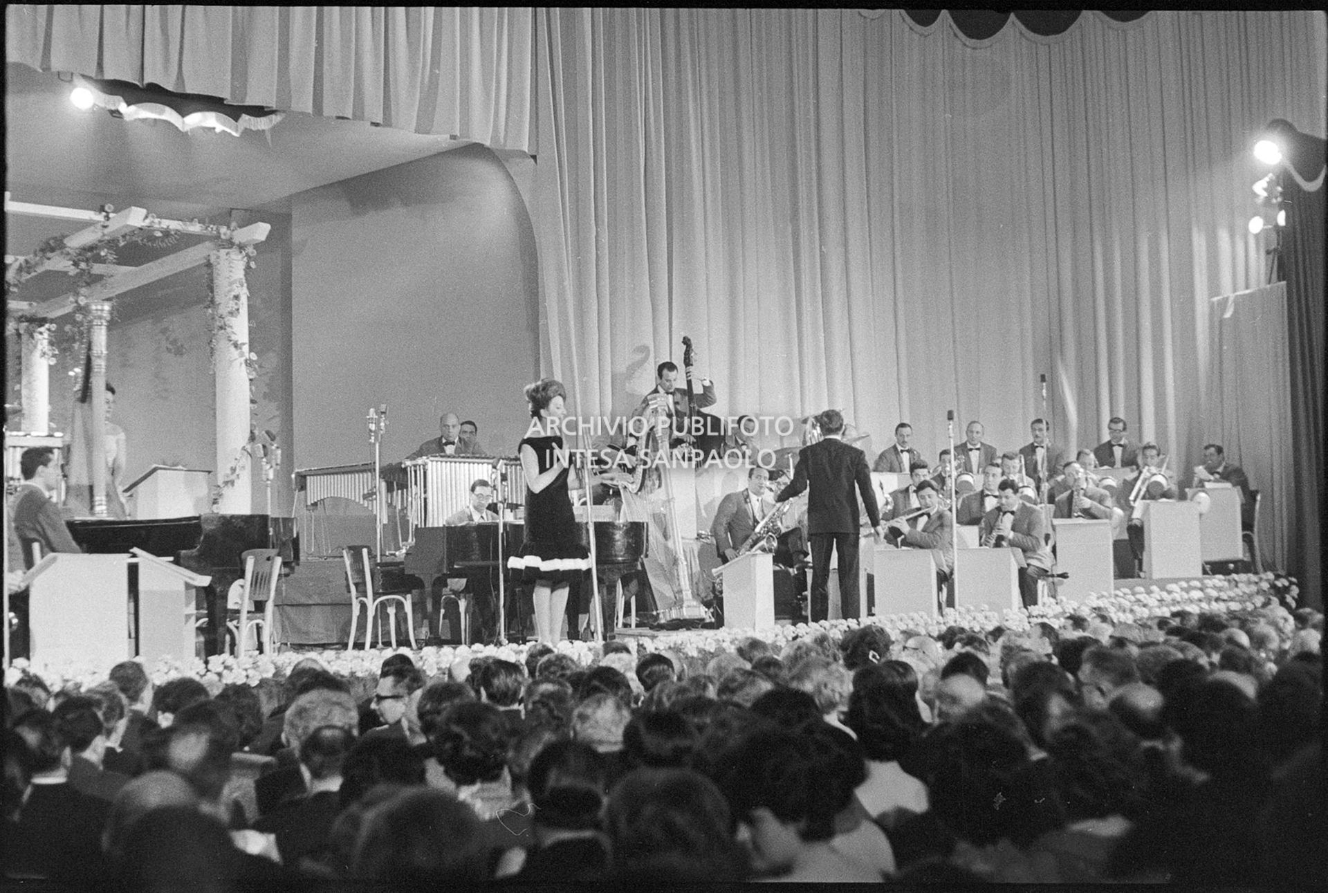 Mina si esibisce al XI Festival della canzone italiana di Sanremo