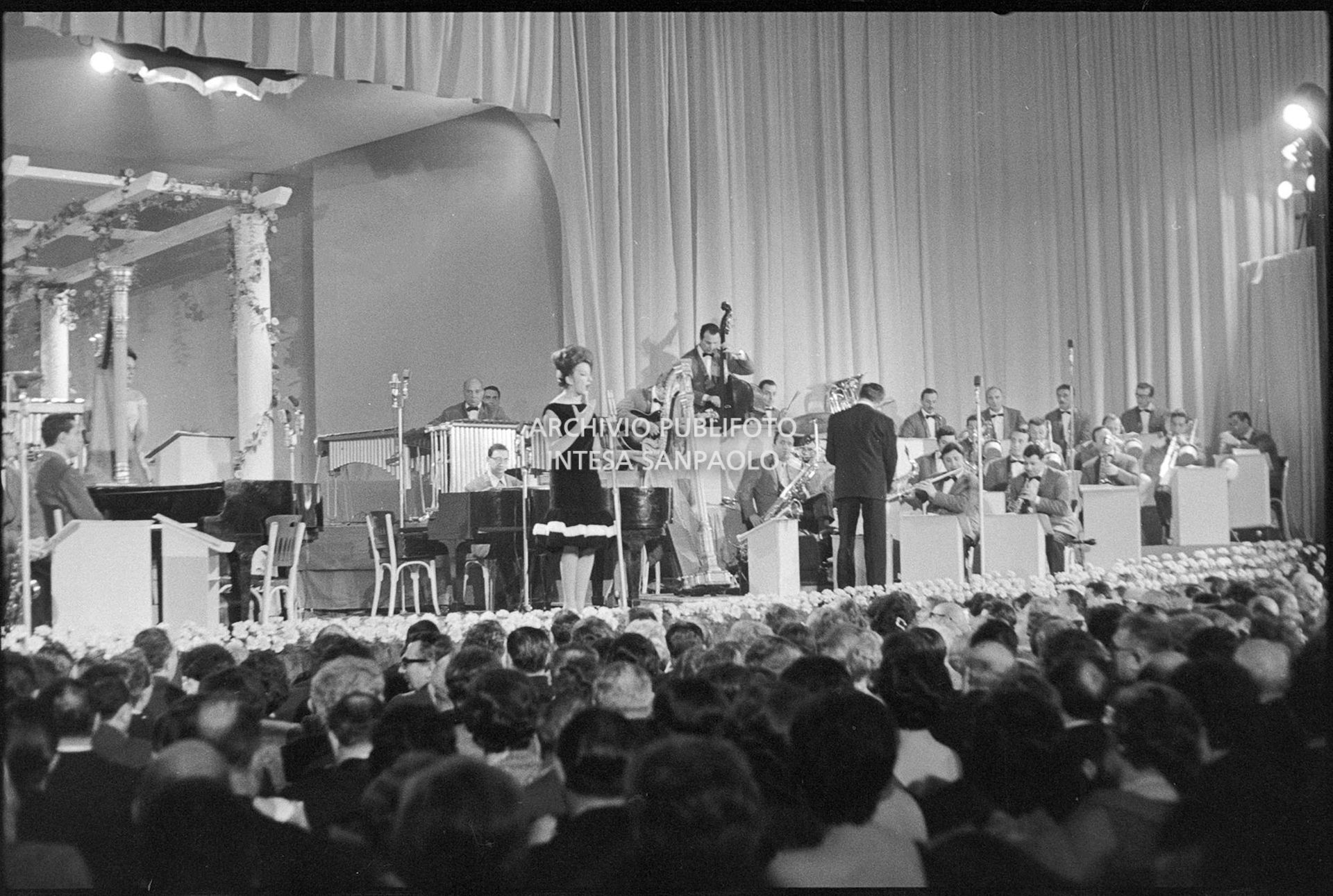 Mina si esibisce al XI Festival della canzone italiana di Sanremo