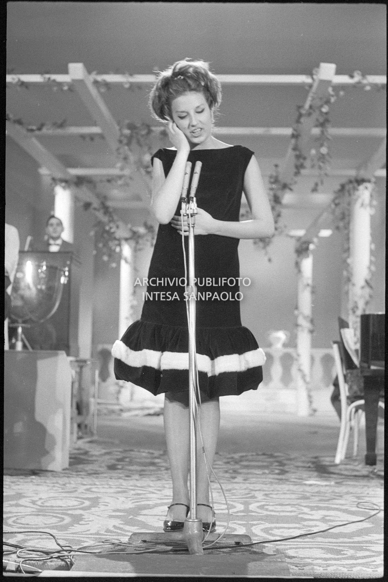 Mina si esibisce al XI Festival della canzone italiana di Sanremo