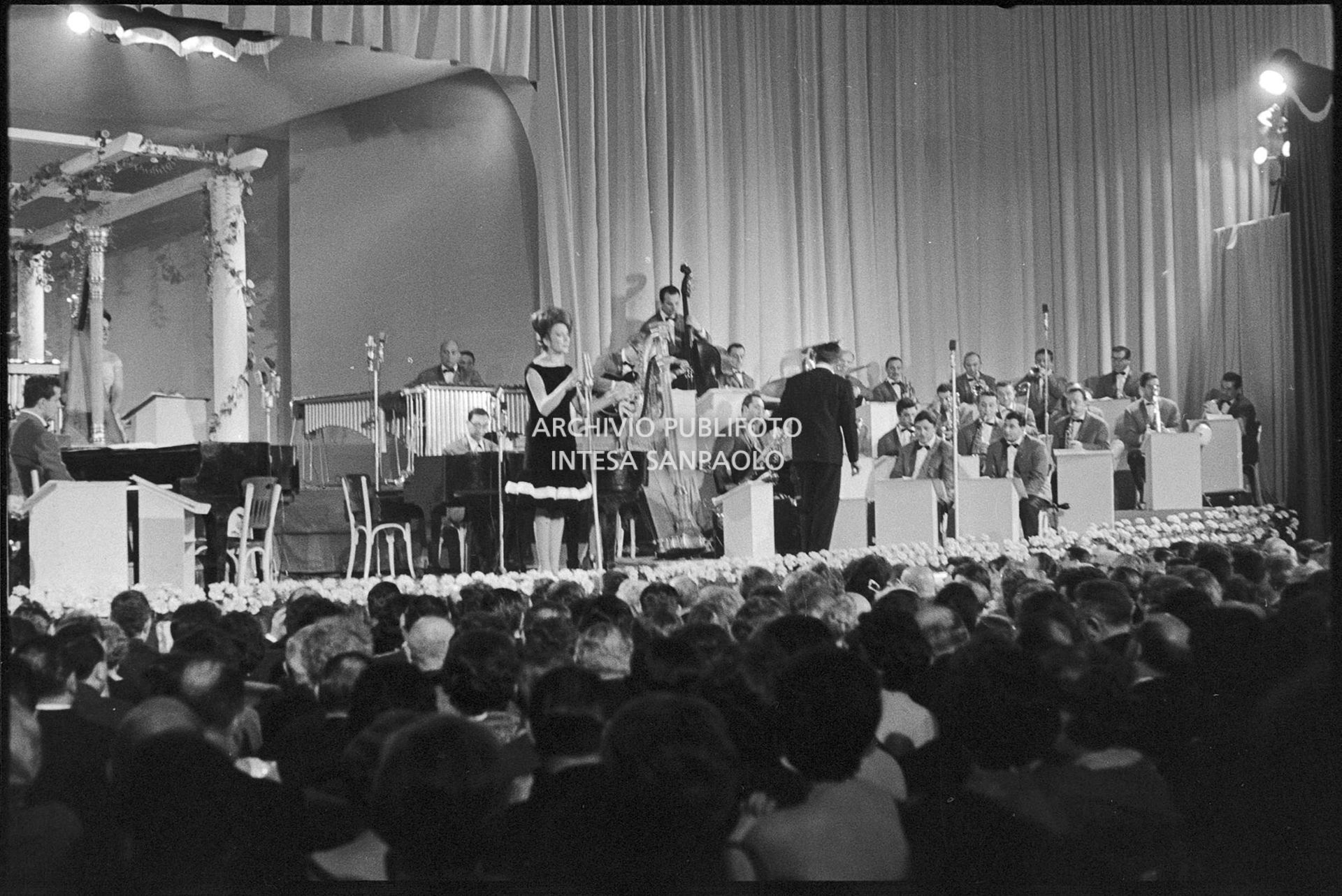 Mina si esibisce al XI Festival della canzone italiana di Sanremo