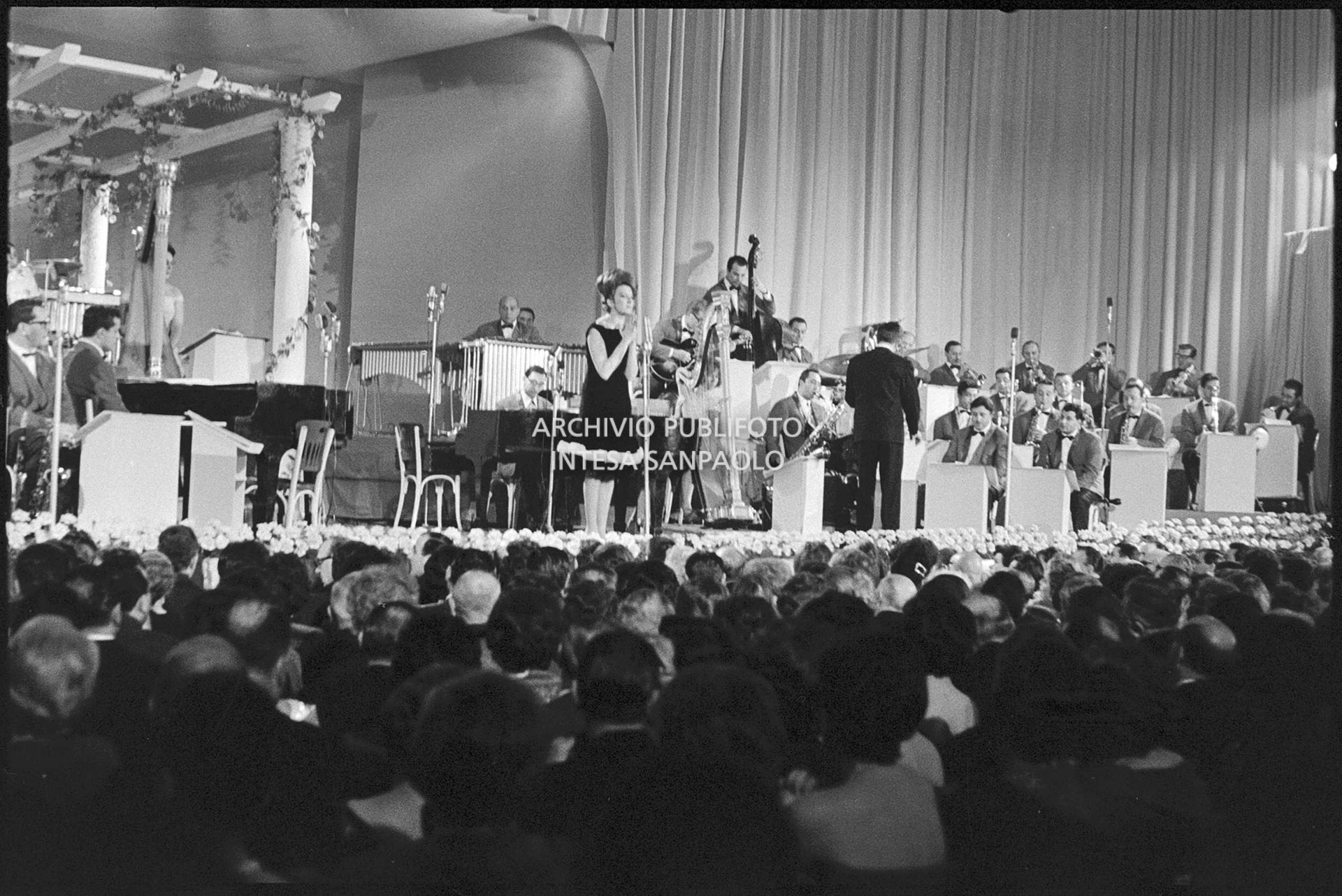 Mina si esibisce al XI Festival della canzone italiana di Sanremo