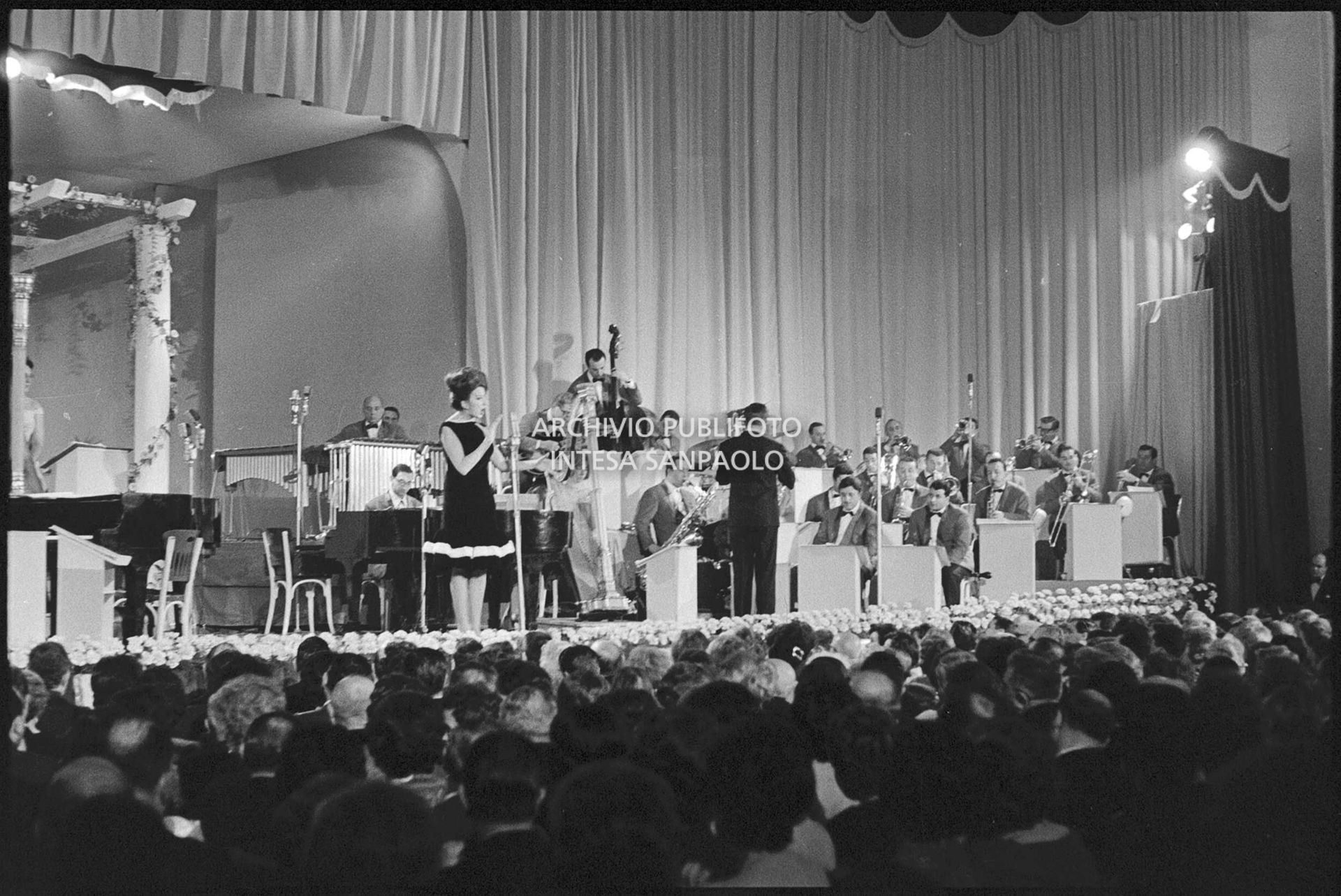 Mina si esibisce al XI Festival della canzone italiana di Sanremo