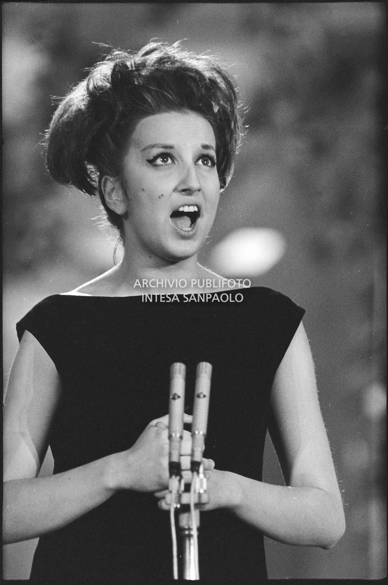 Mina si esibisce al XI Festival della canzone italiana di Sanremo