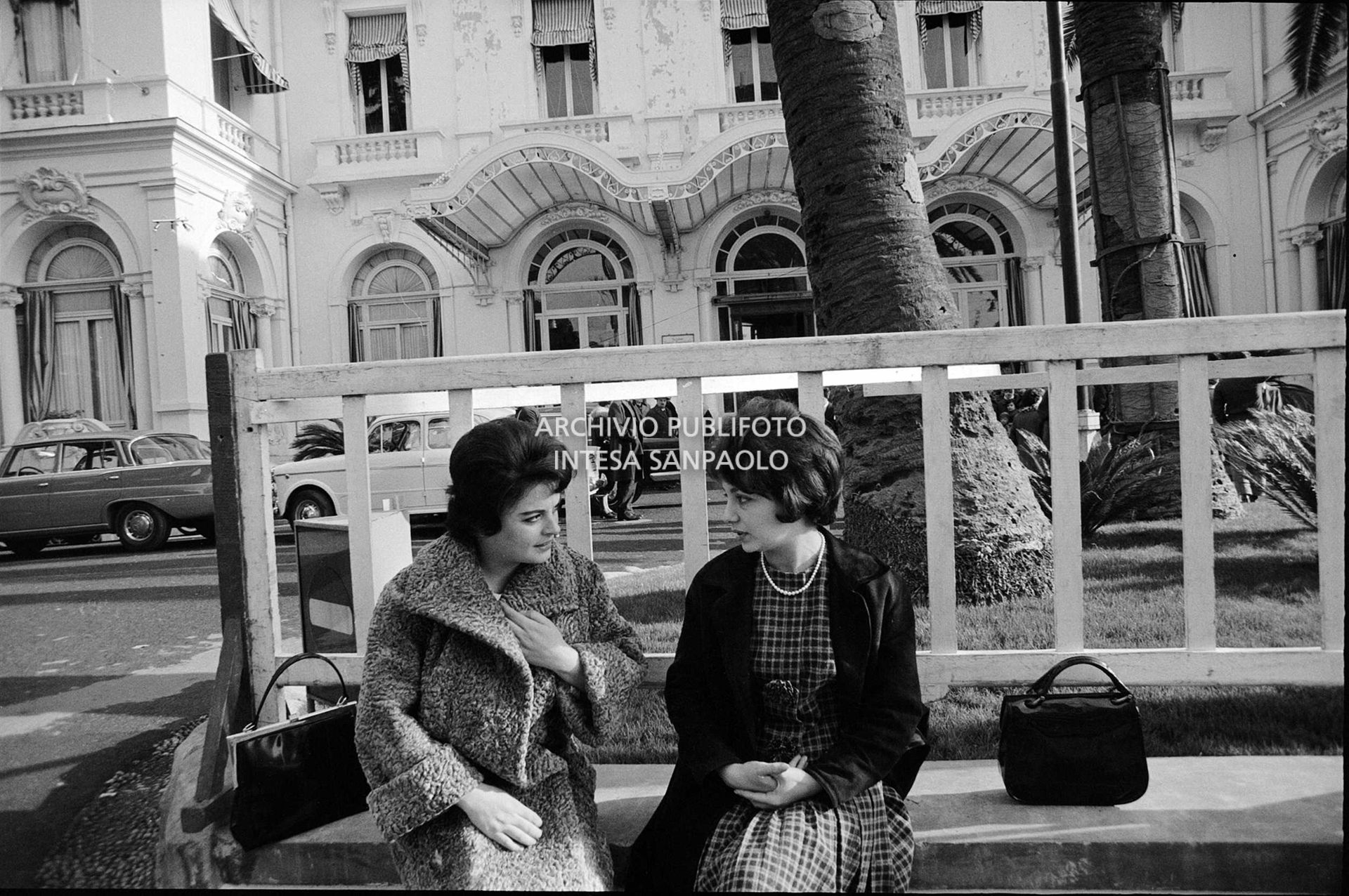 Cocky Mazzetti e Niki Davis a Sanremo nei giorni dell'XI Festival della canzone italiana