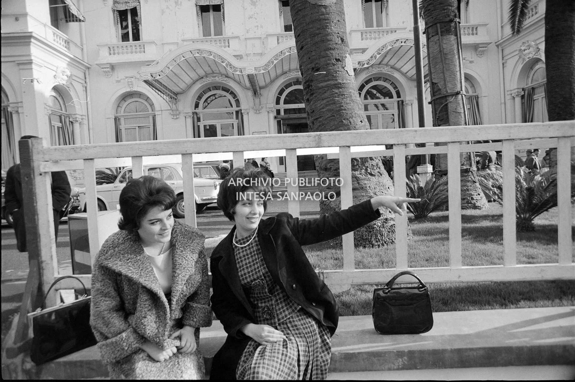 Cocky Mazzetti e Niki Davis a Sanremo nei giorni dell'XI Festival della canzone italiana