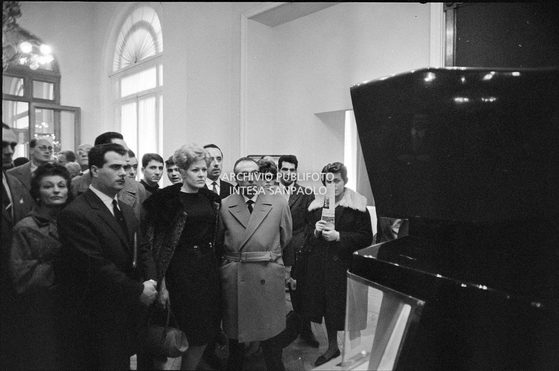 Aura D'Angelo osserva un Cinebox nei giorni dell'XI Festival della canzone italiana di Sanremo