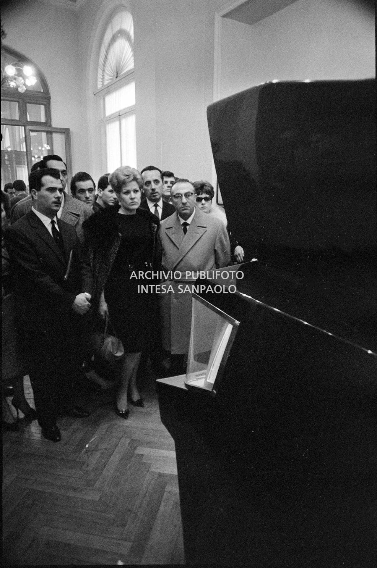 Aura D'Angelo osserva un Cinebox nei giorni dell'XI Festival della canzone italiana di Sanremo