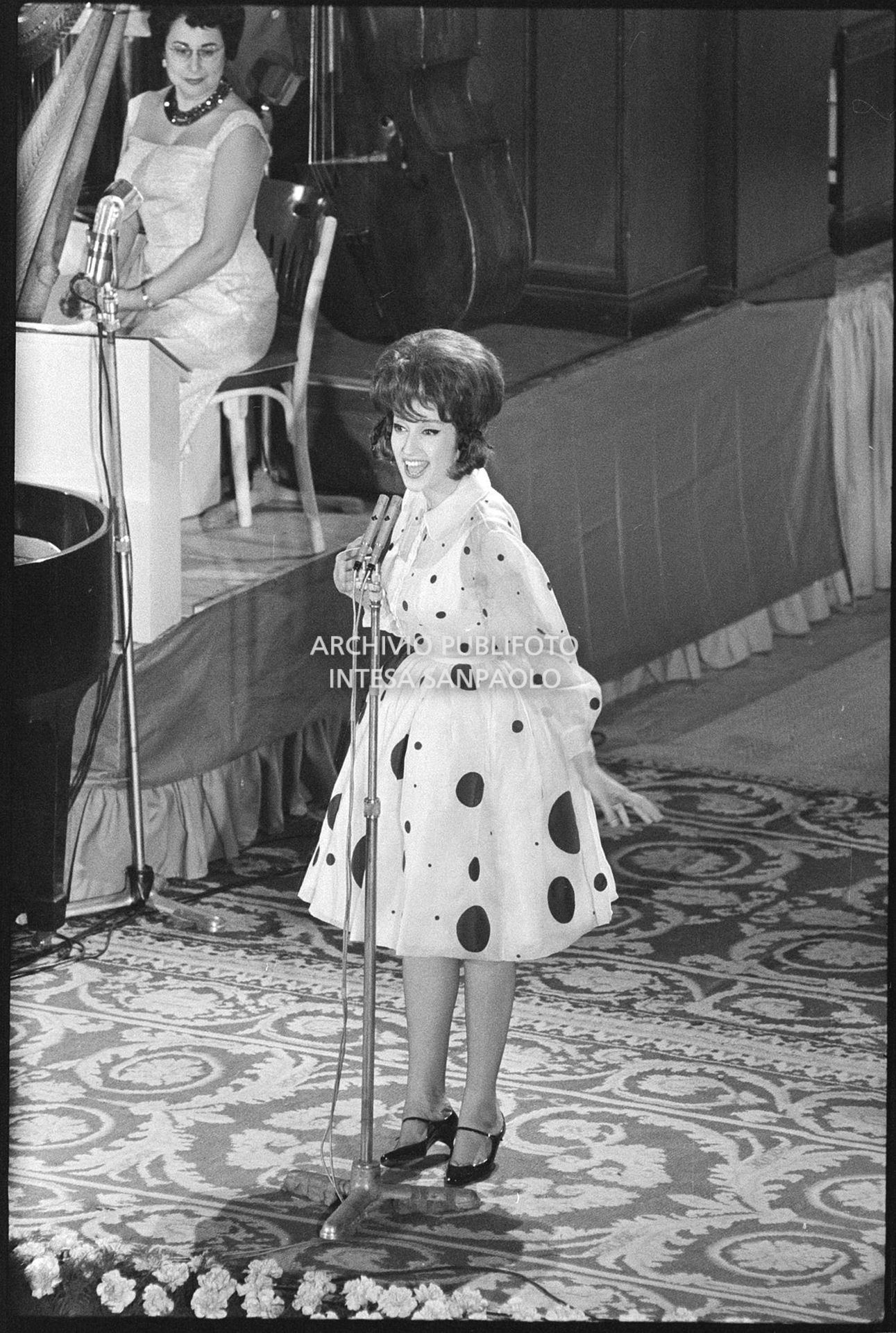 Mina canta sul palco dell'XI Festival di Sanremo