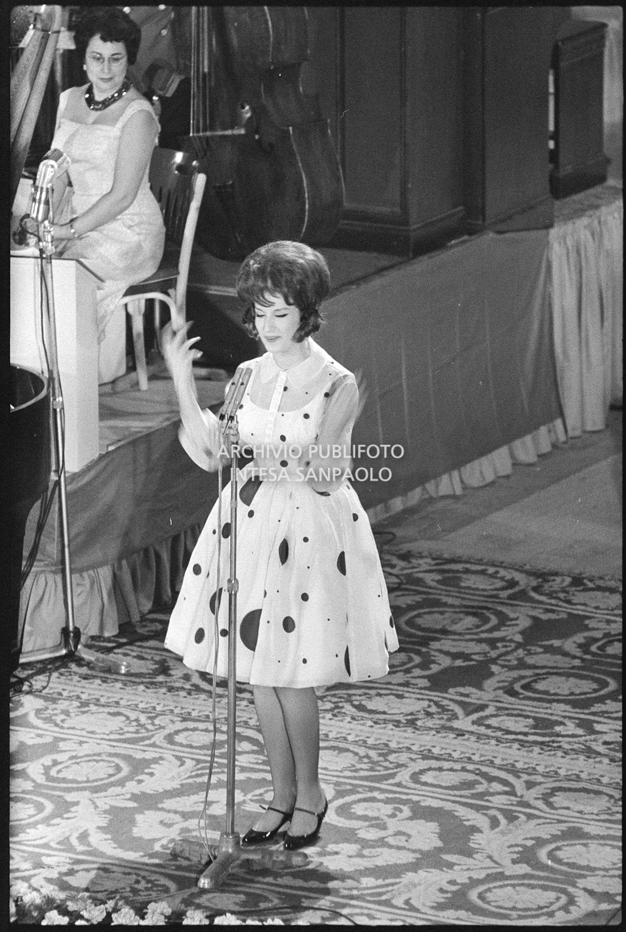 Mina canta sul palco dell'XI Festival di Sanremo