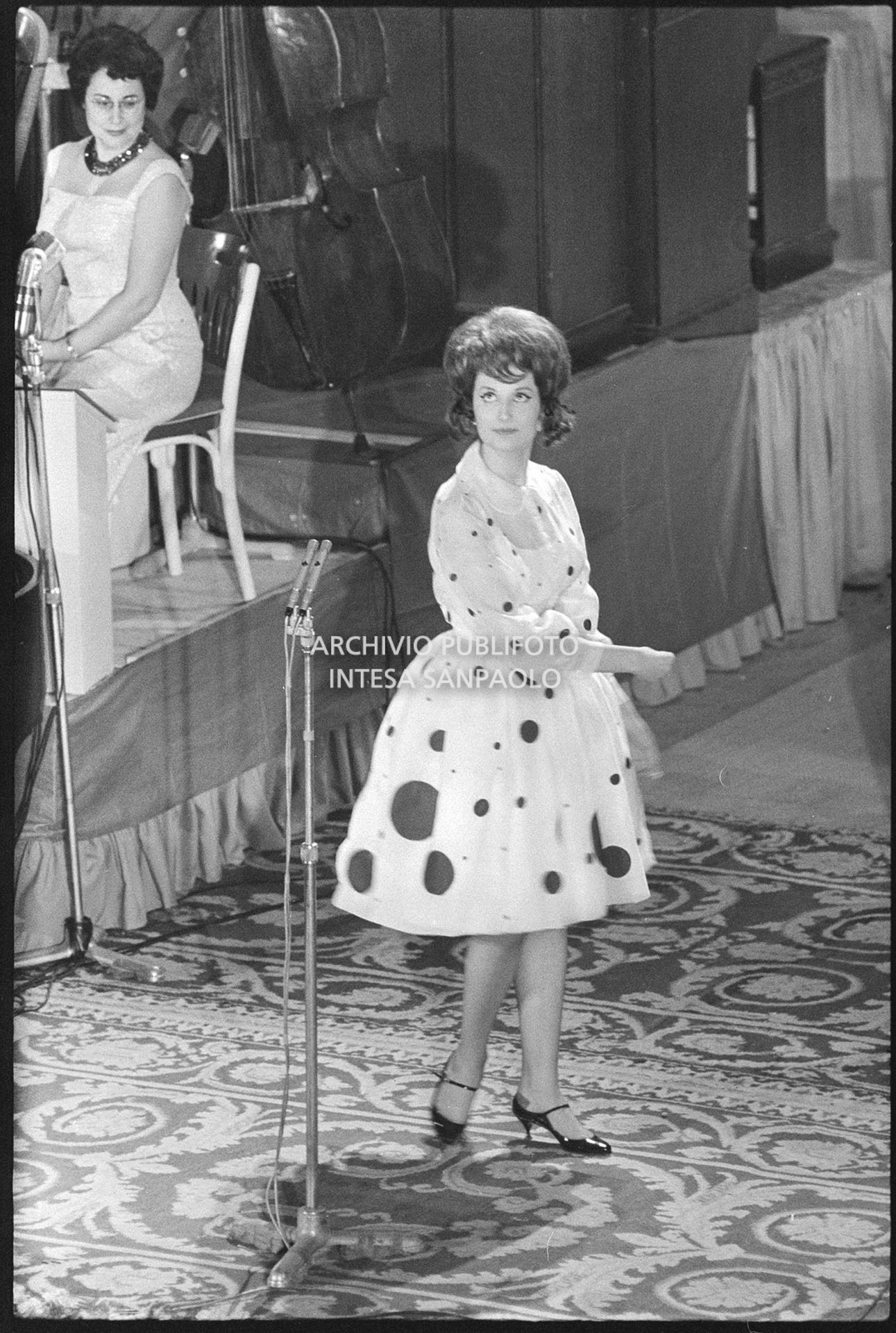 Mina canta sul palco dell'XI Festival di Sanremo