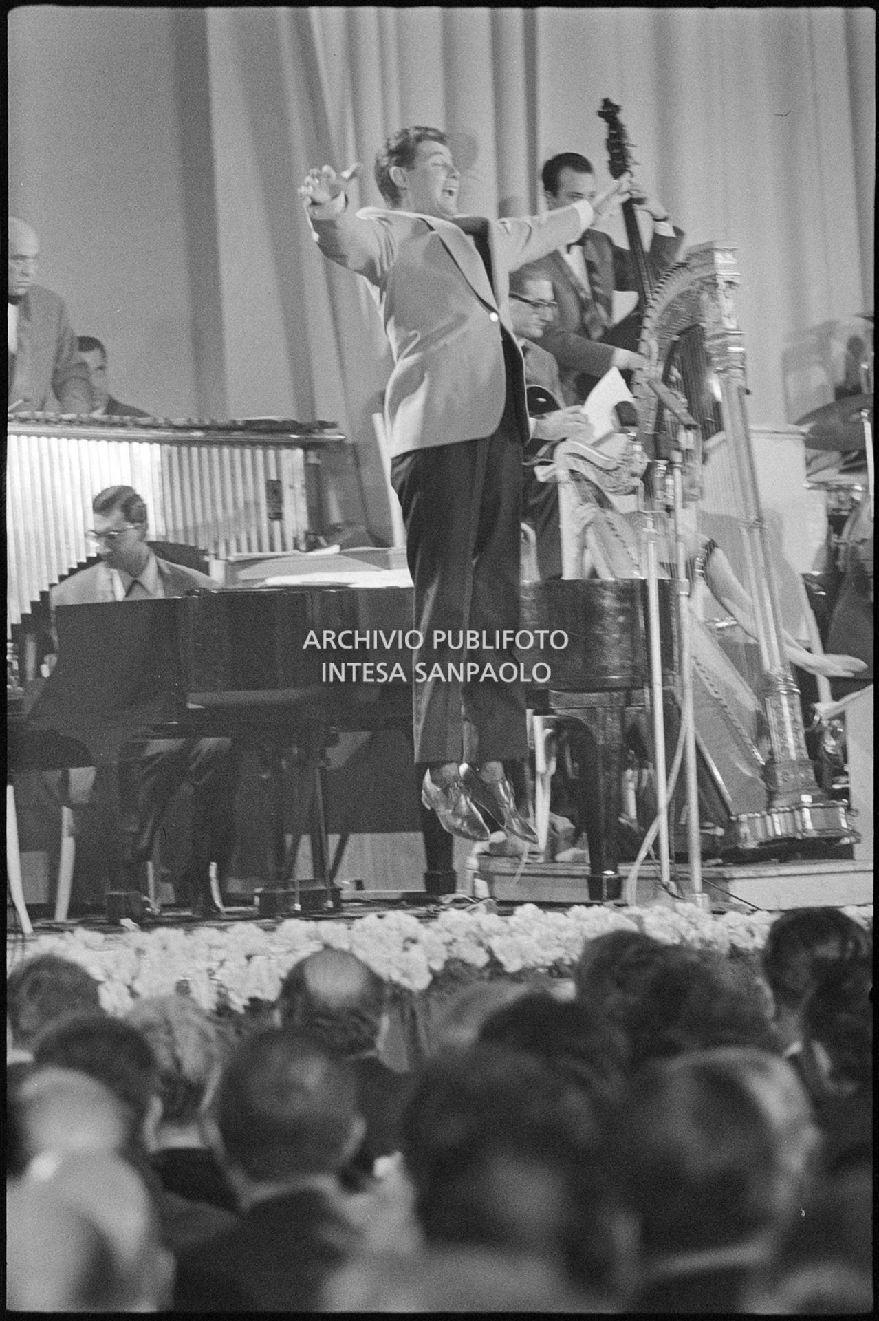 Joe Sentieri esegue il suo celebre "saltino" durante l'esibizione sul palco dell'XI Festival della canzone italiana di Sanremo