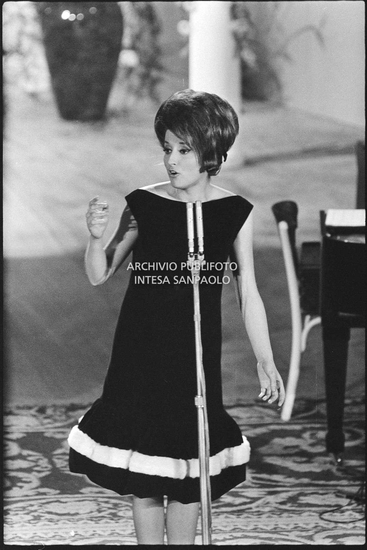 Mina canta sul palco dell'XI Festival di Sanremo