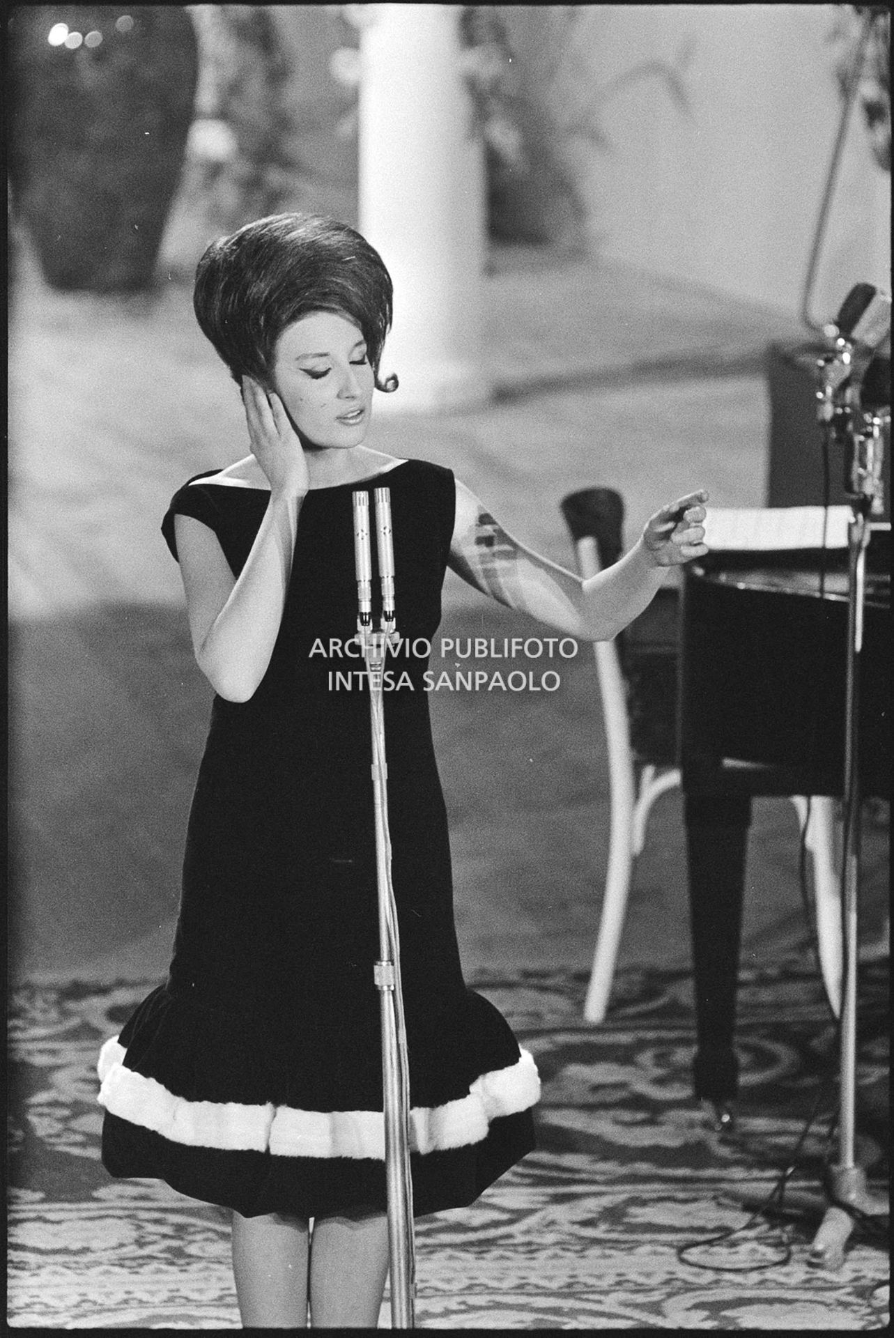 Mina canta sul palco dell'XI Festival di Sanremo