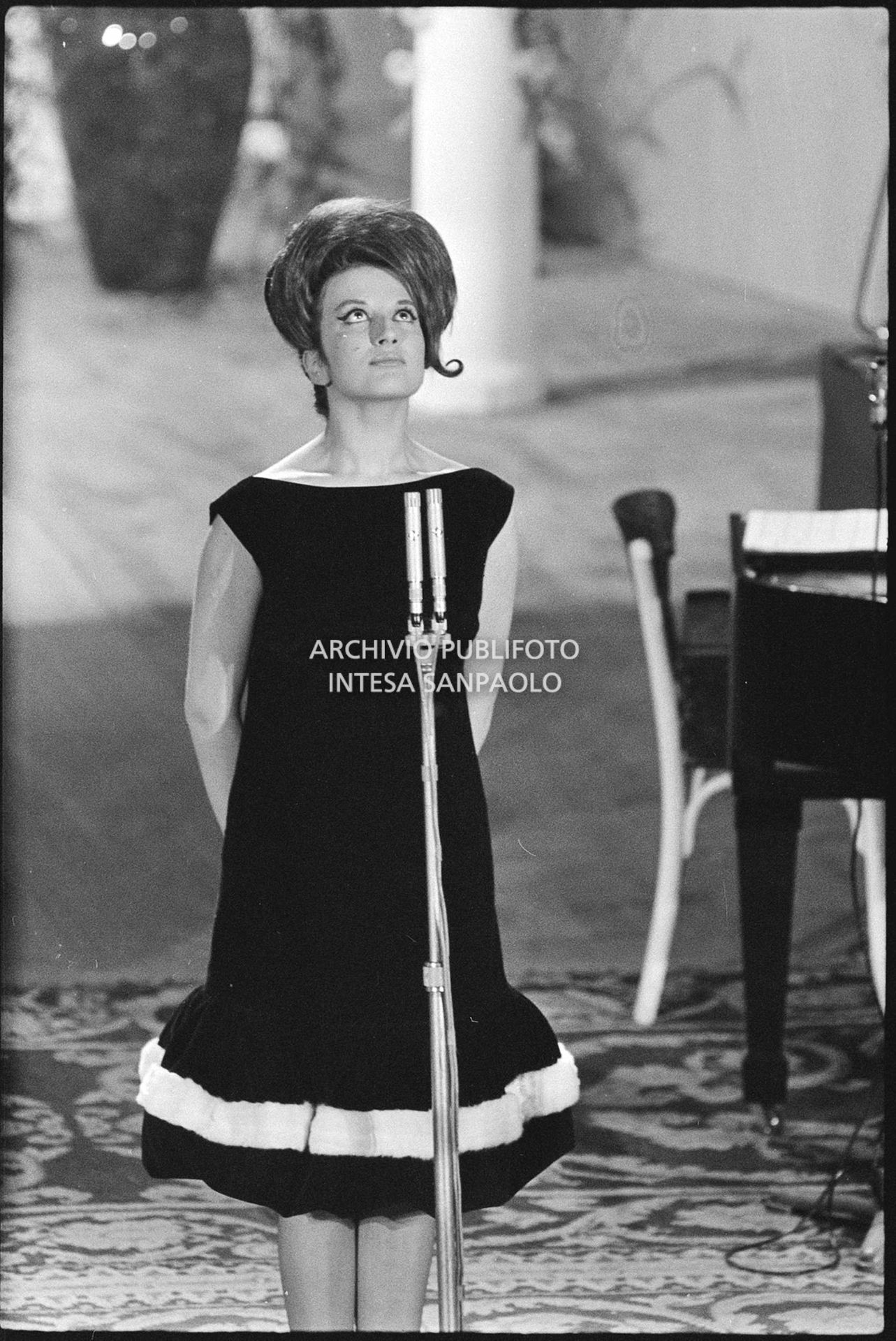 Mina canta sul palco dell'XI Festival della canzone italiana di Sanremo