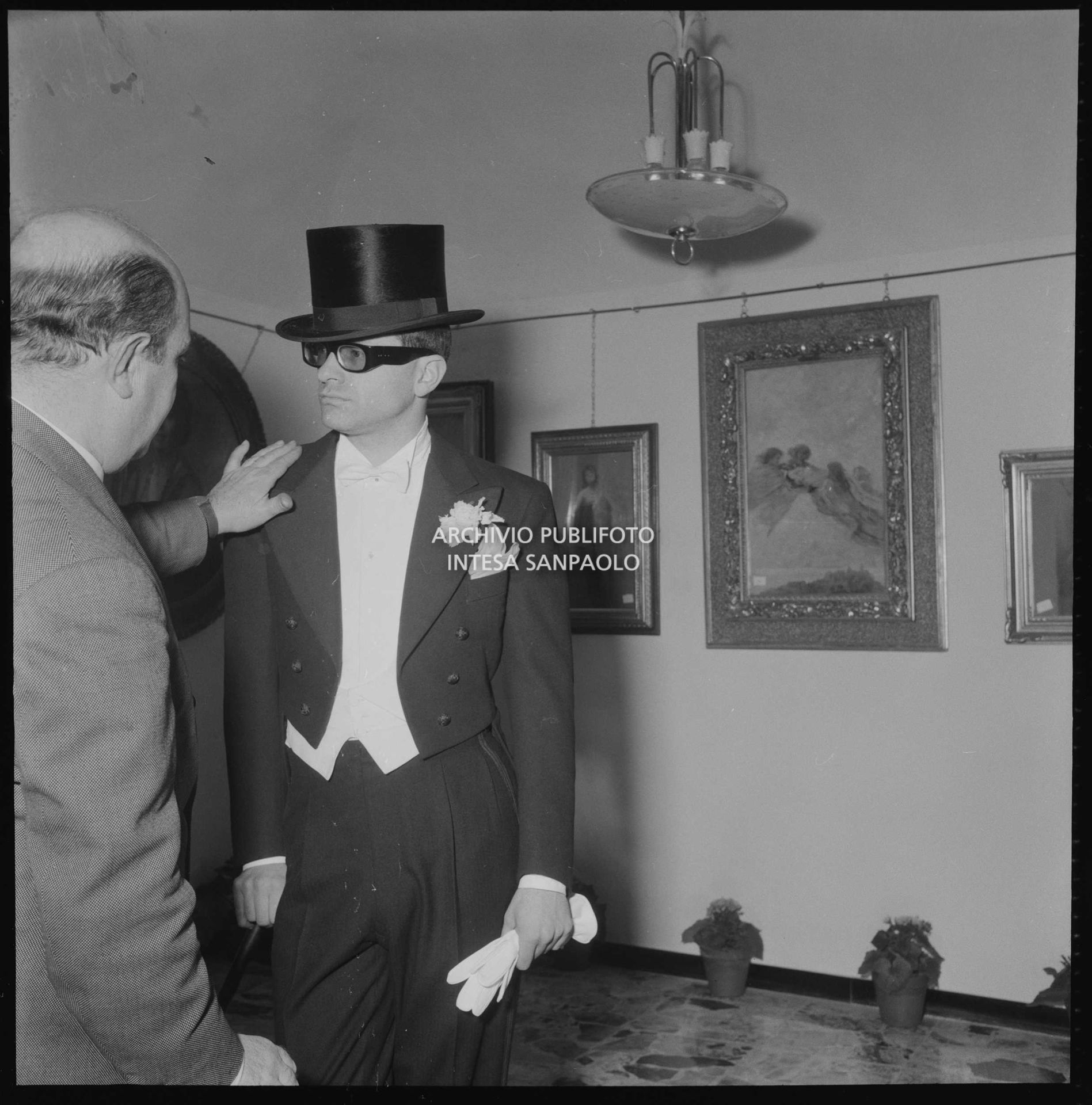 Gino Paoli prova frac e cilindro in un atelier nei giorni dell'XI Festival di Sanremo