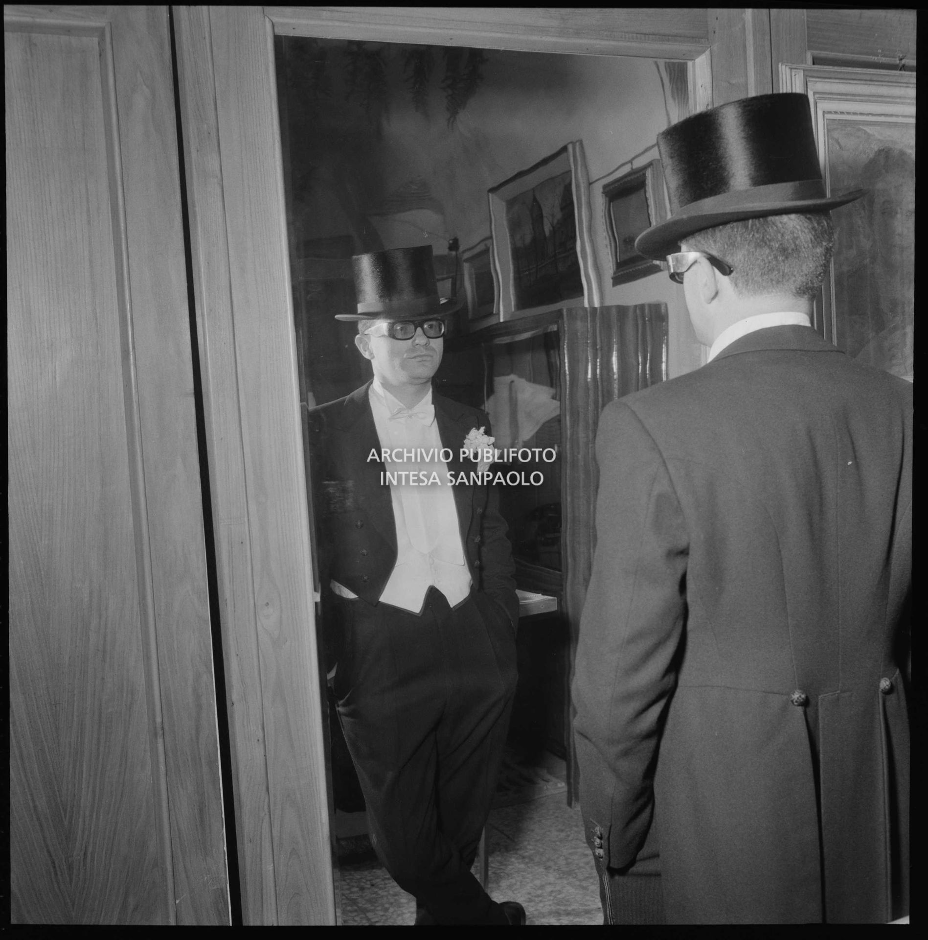 Gino Paoli prova frac e cilindro in un atelier nei giorni dell'XI Festival di Sanremo