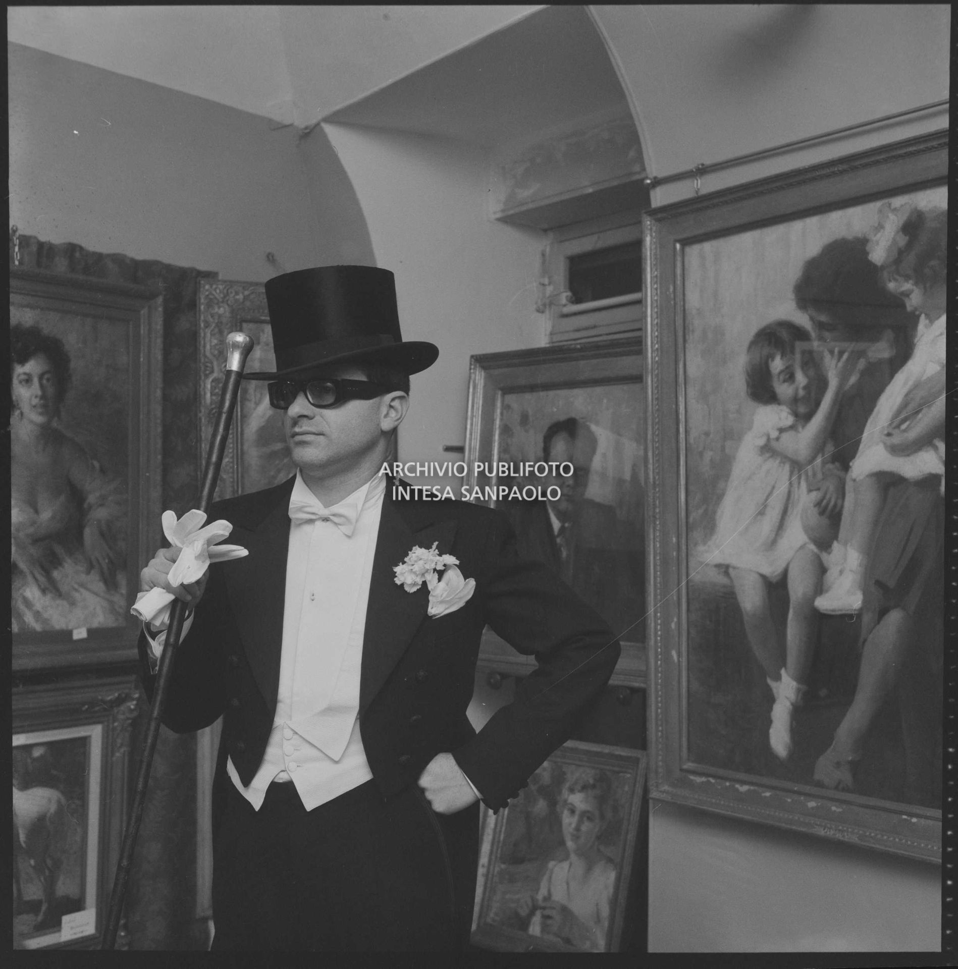 Gino Paoli prova frac e cilindro in un atelier nei giorni dell'XI Festival di Sanremo