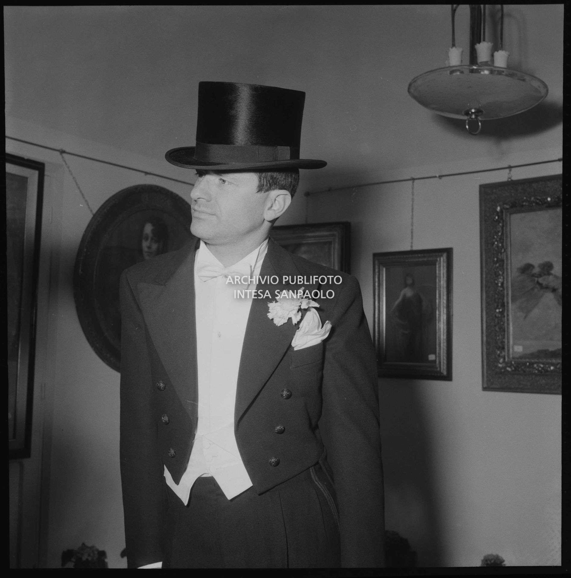 Gino Paoli prova frac e cilindro in un atelier nei giorni dell'XI Festival di Sanremo