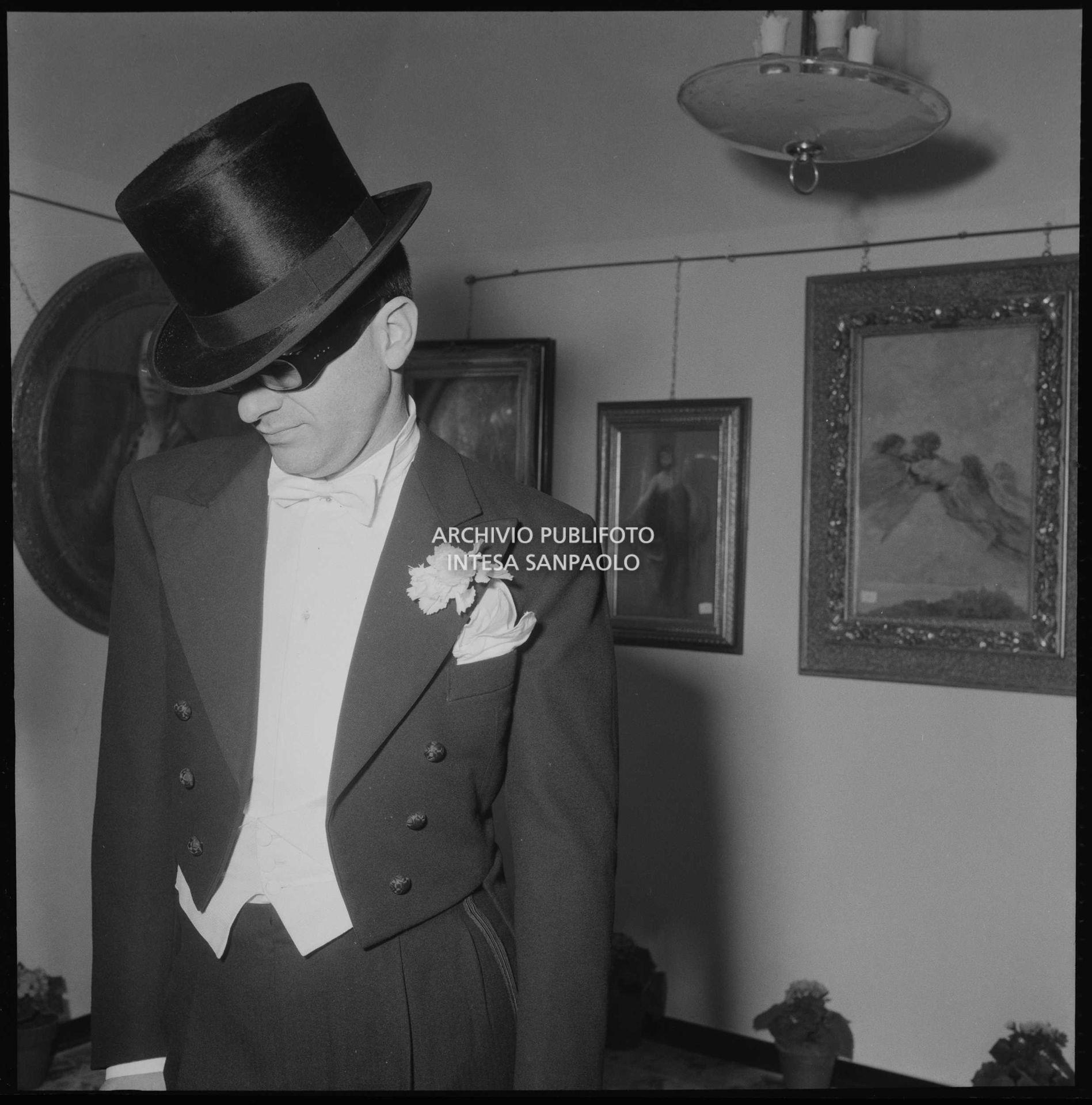 Gino Paoli prova frac e cilindro in un atelier nei giorni dell'XI Festival di Sanremo