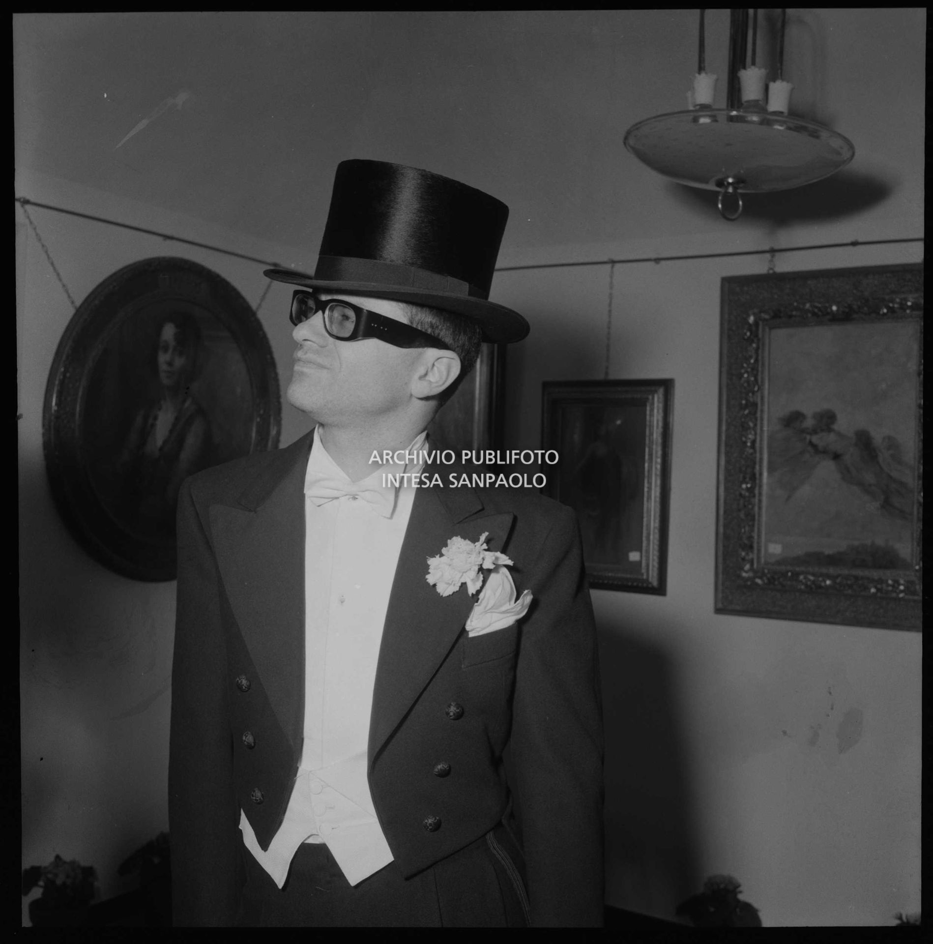 Gino Paoli prova frac e cilindro in un atelier nei giorni dell'XI Festival di Sanremo