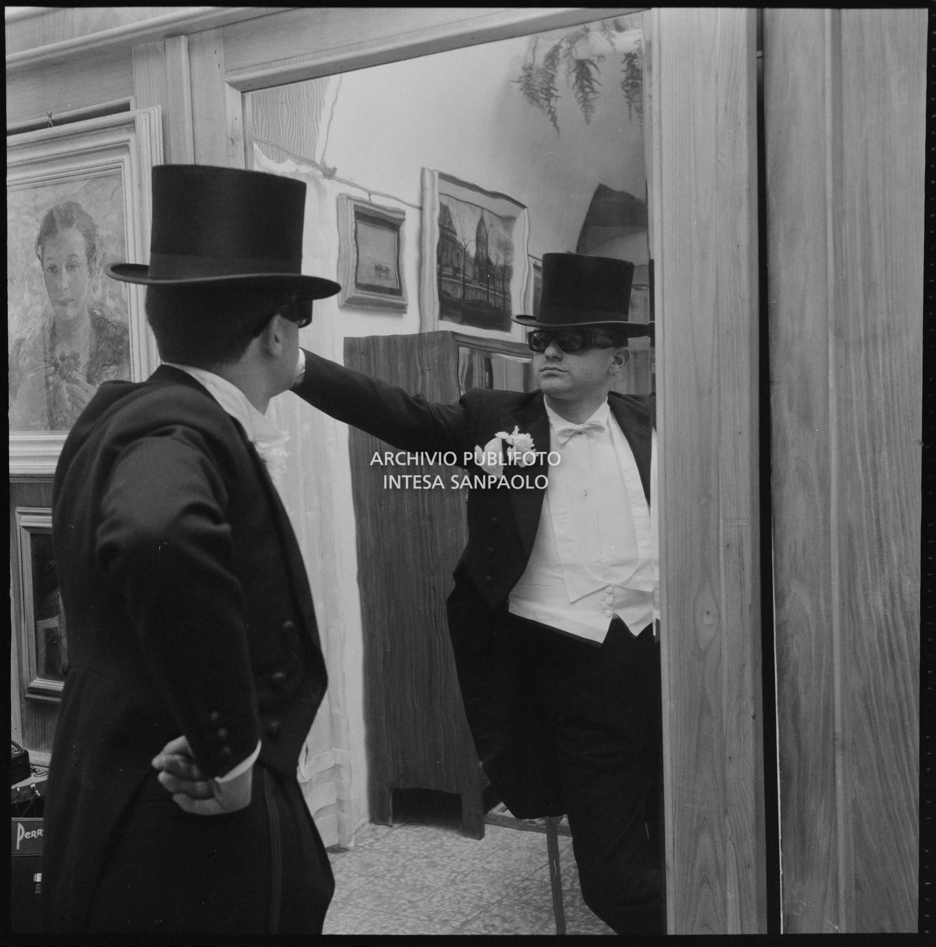 Gino Paoli prova frac e cilindro in un atelier nei giorni dell'XI Festival di Sanremo