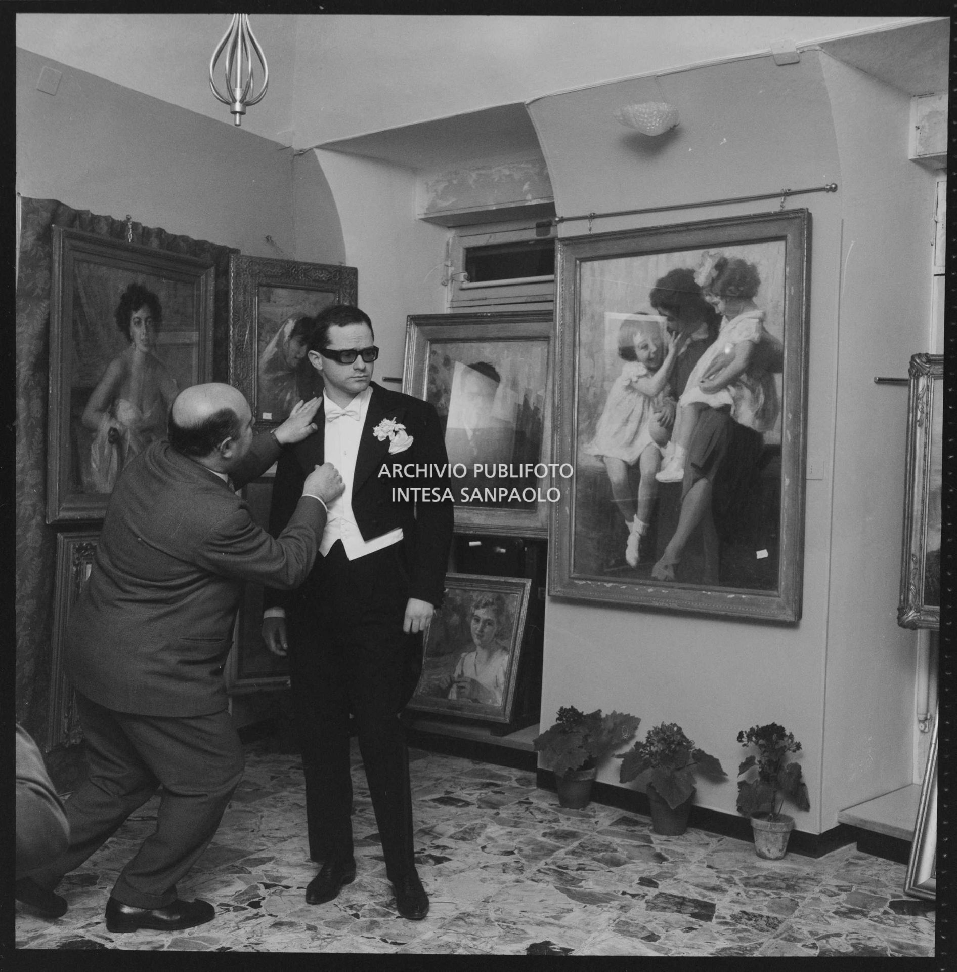 Gino Paoli prova un frac in un atelier nei giorni dell'XI Festival di Sanremo