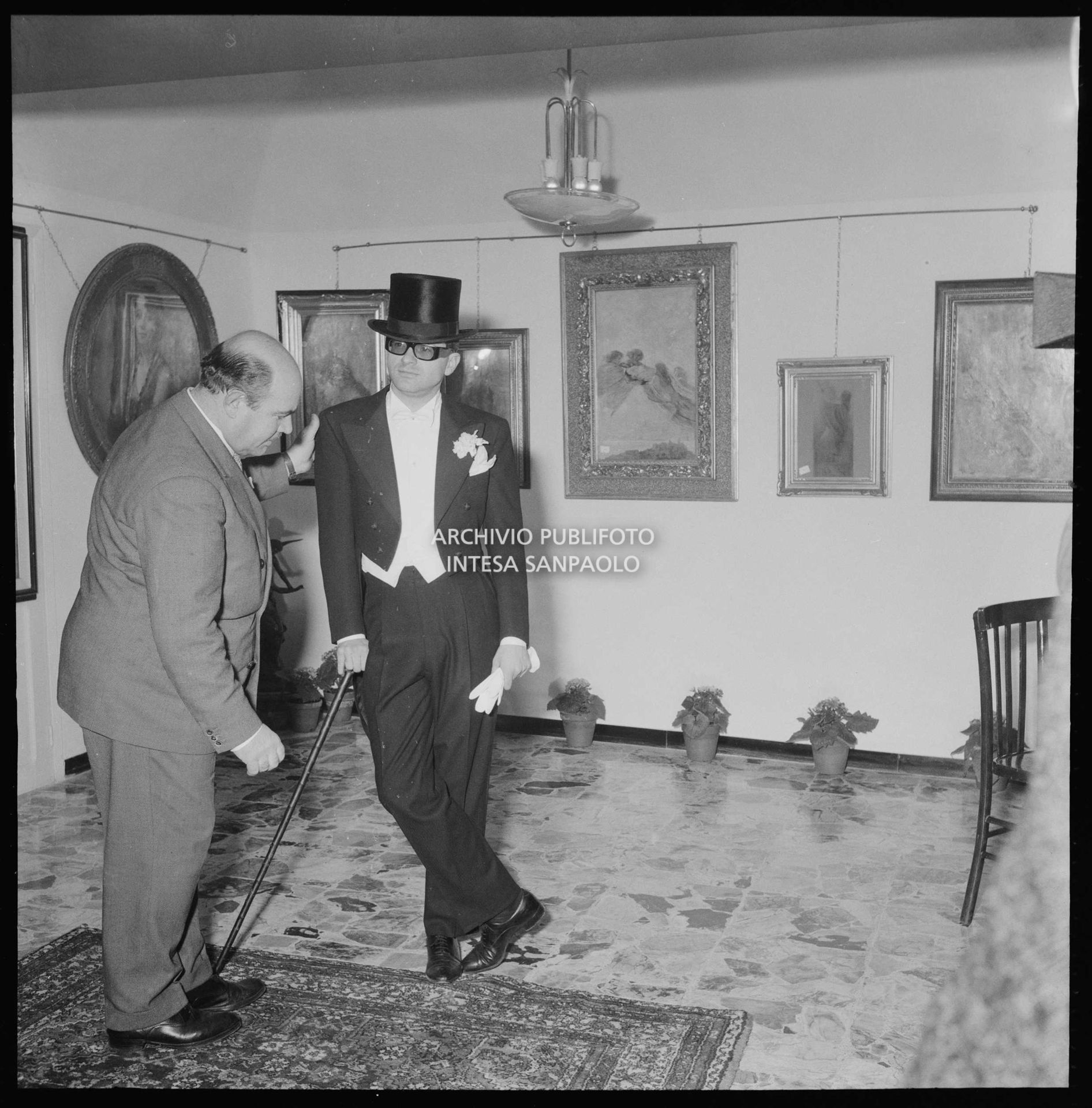 Gino Paoli prova frac e cilindro in un atelier nei giorni dell'XI Festival di Sanremo