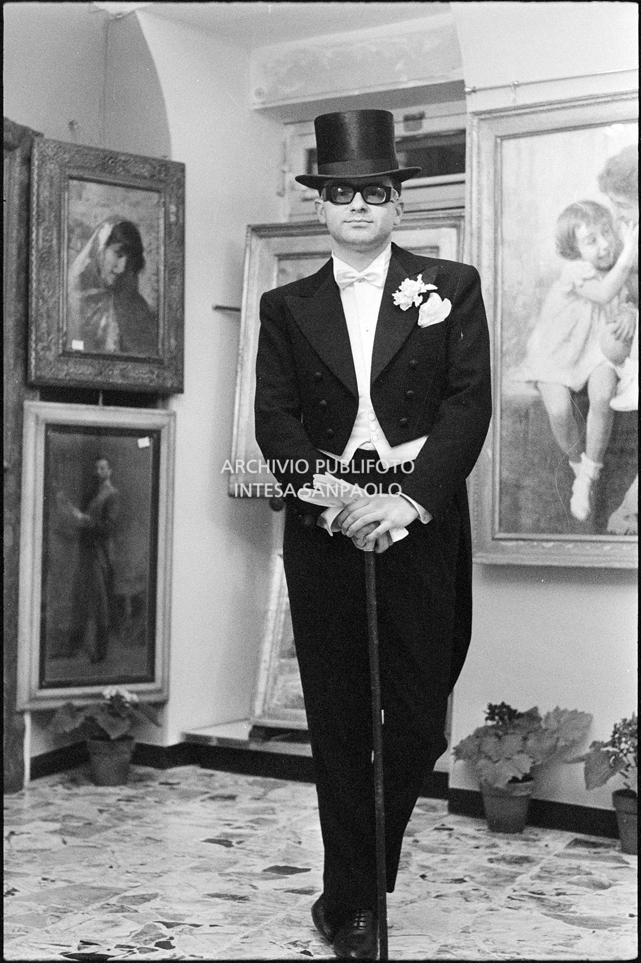 Gino Paoli prova frac e cilindro in un atelier nei giorni dell'XI Festival di Sanremo