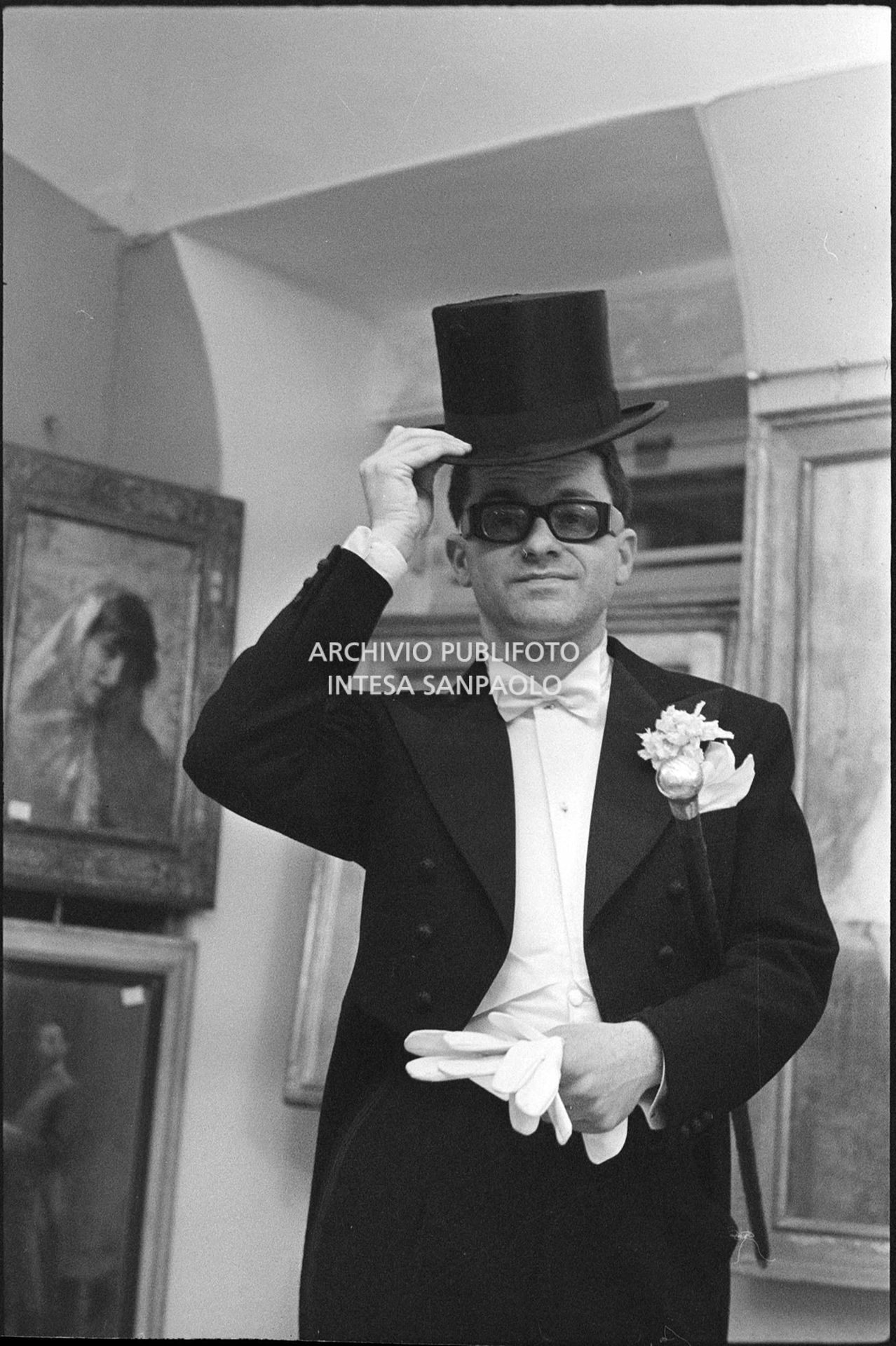 Gino Paoli prova frac e cilindro in un atelier nei giorni dell'XI Festival di Sanremo