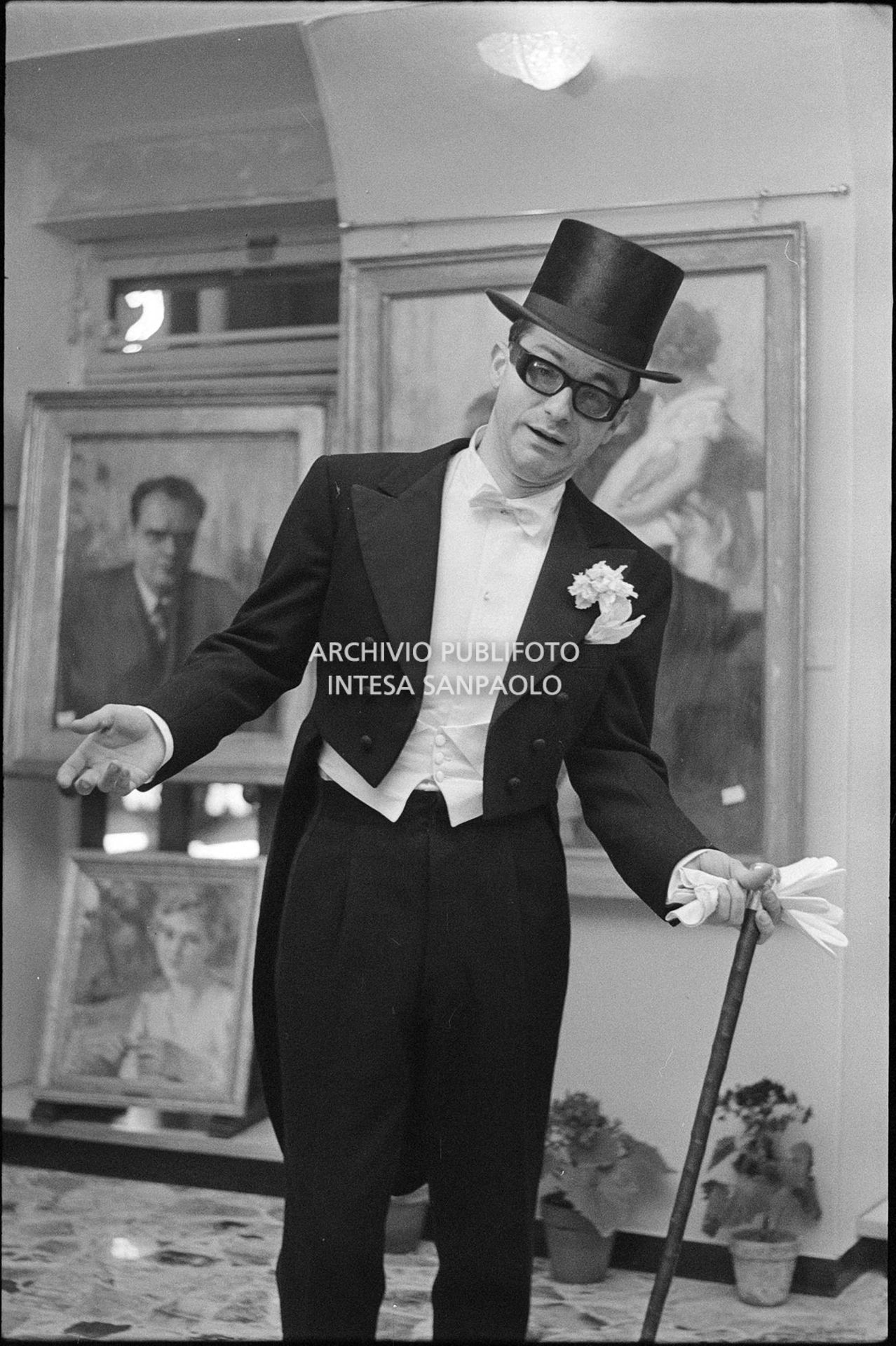 Gino Paoli prova frac e cilindro in un atelier nei giorni dell'XI Festival di Sanremo