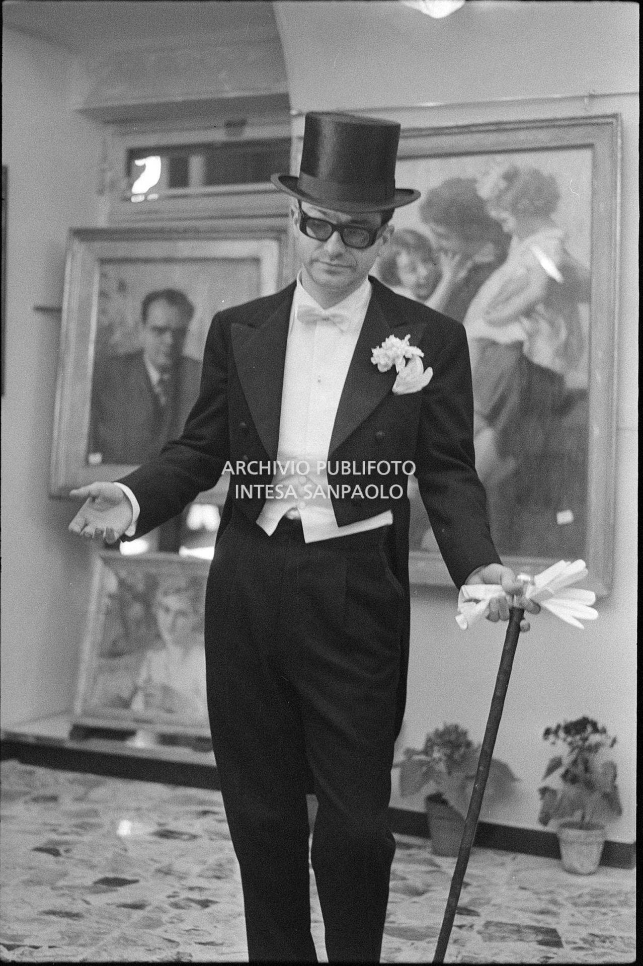 Gino Paoli prova frac e cilindro in un atelier nei giorni dell'XI Festival di Sanremo