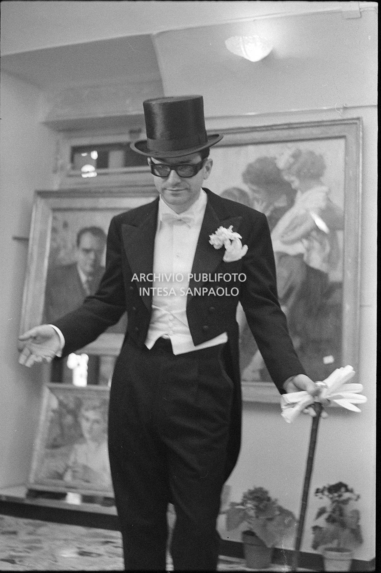 Gino Paoli prova frac e cilindro in un atelier nei giorni dell'XI Festival di Sanremo