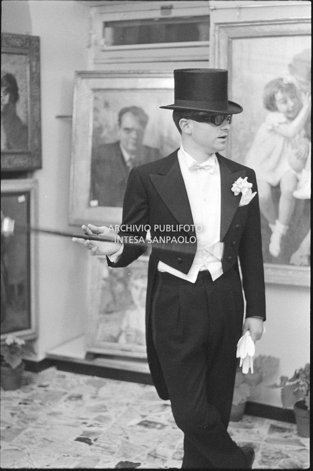 Gino Paoli prova frac e cilindro in un atelier nei giorni dell'XI Festival di Sanremo