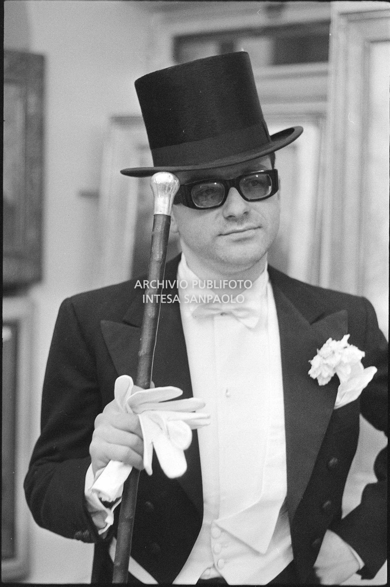 Gino Paoli prova frac e cilindro in un atelier nei giorni dell'XI Festival di Sanremo