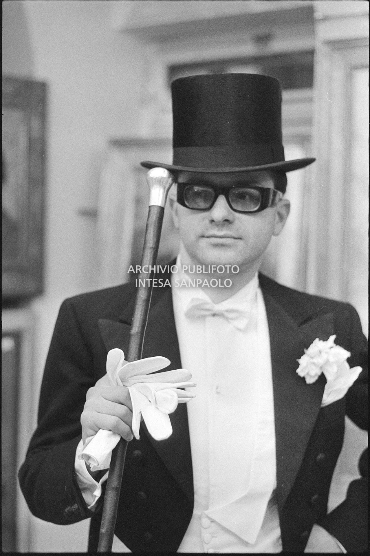 Gino Paoli prova frac e cilindro in un atelier nei giorni dell'XI Festival di Sanremo