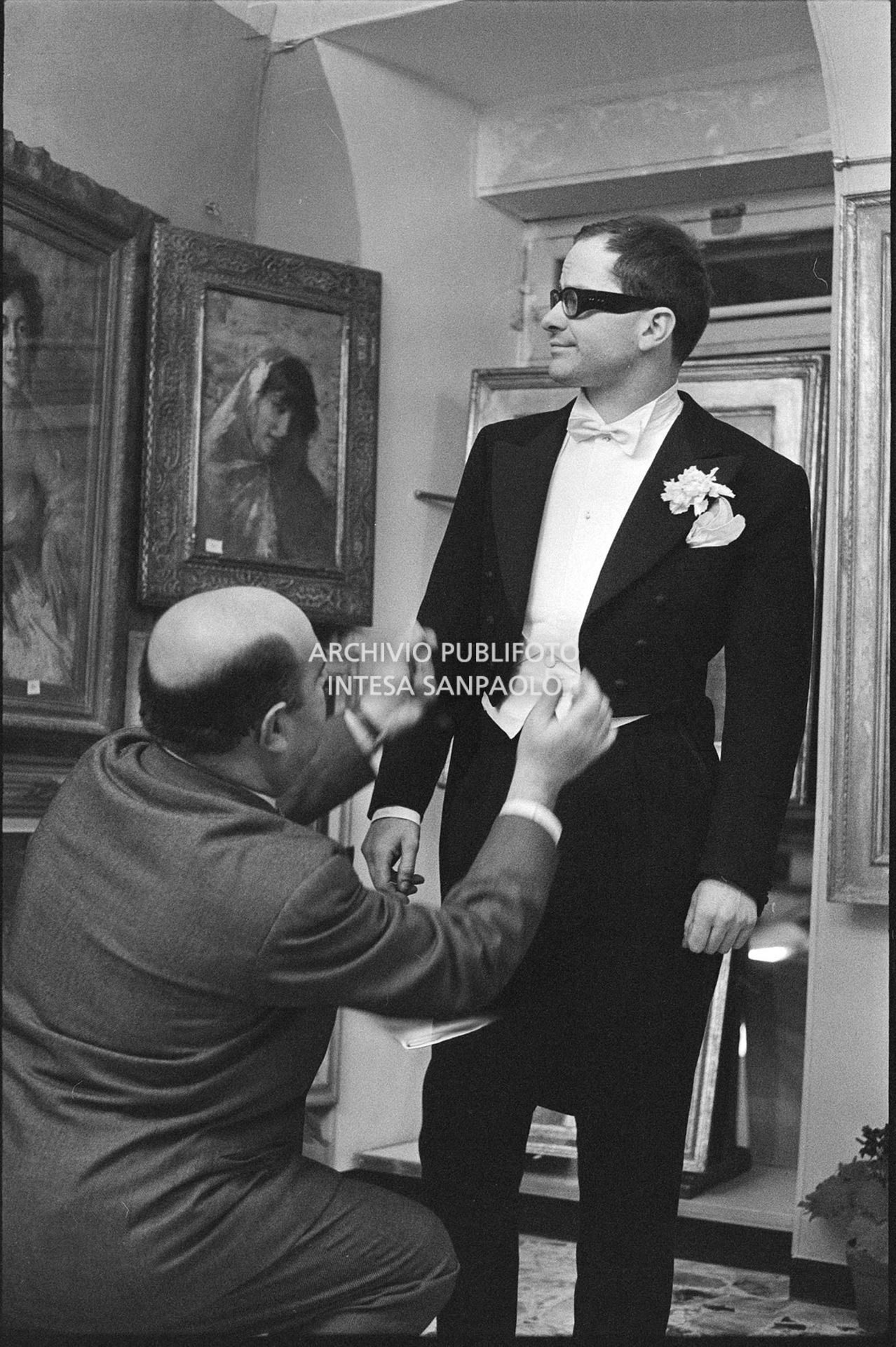 Gino Paoli prova frac e cilindro in un atelier nei giorni dell'XI Festival di Sanremo