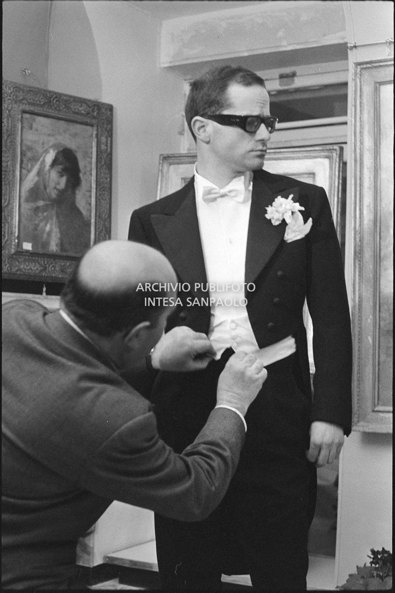 Gino Paoli prova frac e cilindro in un atelier nei giorni dell'XI Festival di Sanremo