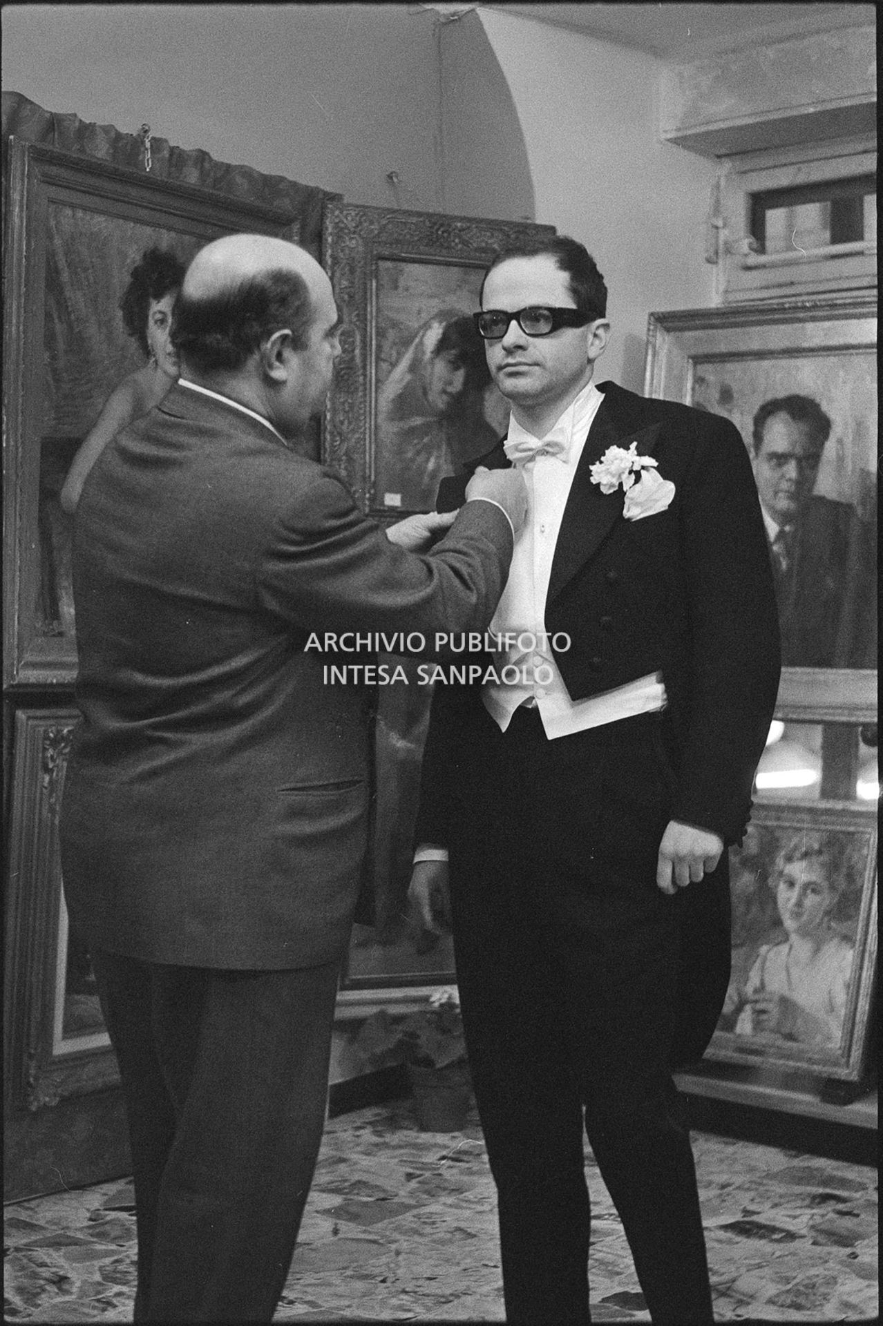 Gino Paoli prova frac e cilindro in un atelier nei giorni dell'XI Festival di Sanremo