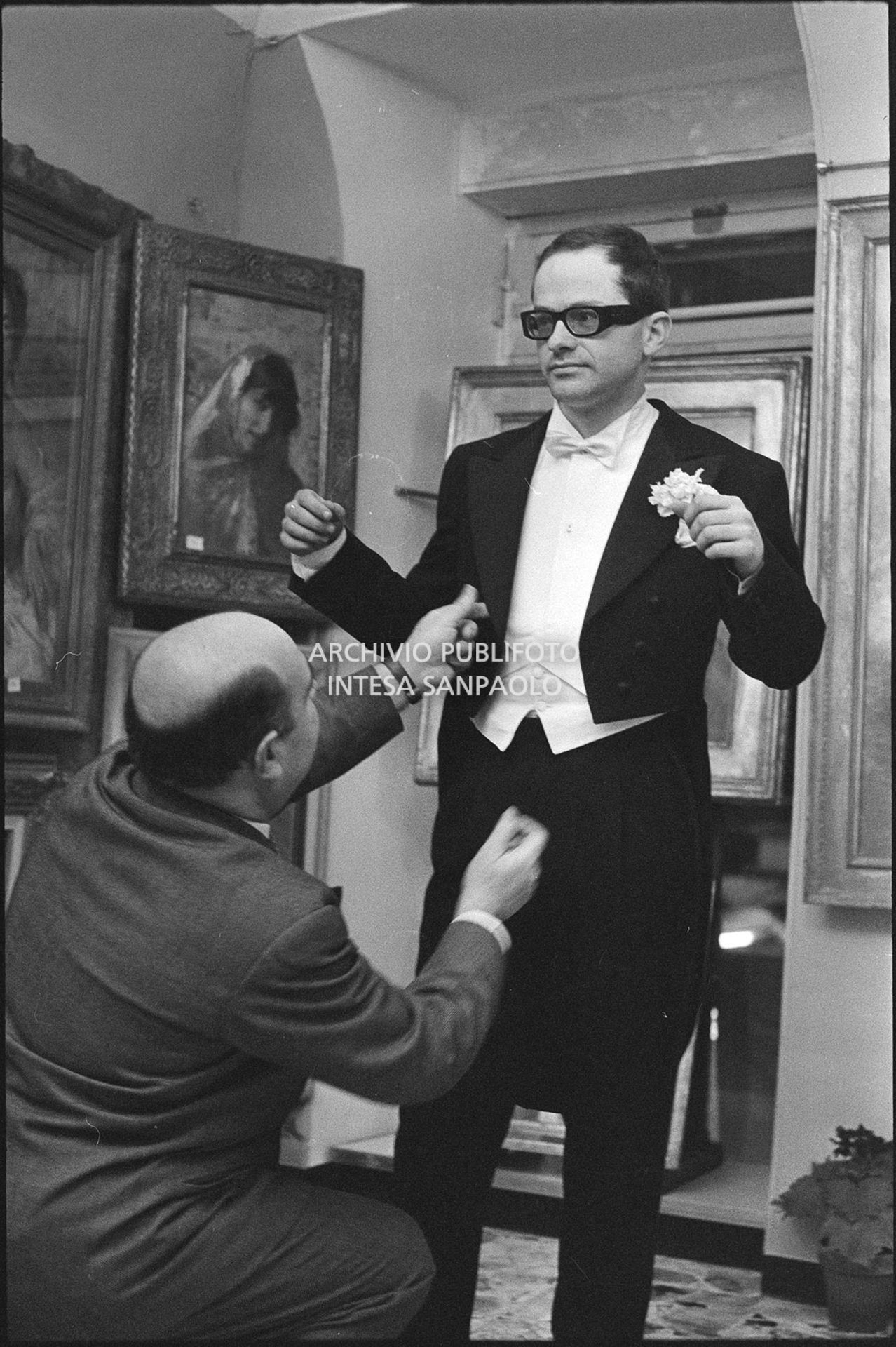 Gino Paoli prova frac e cilindro in un atelier nei giorni dell'XI Festival di Sanremo