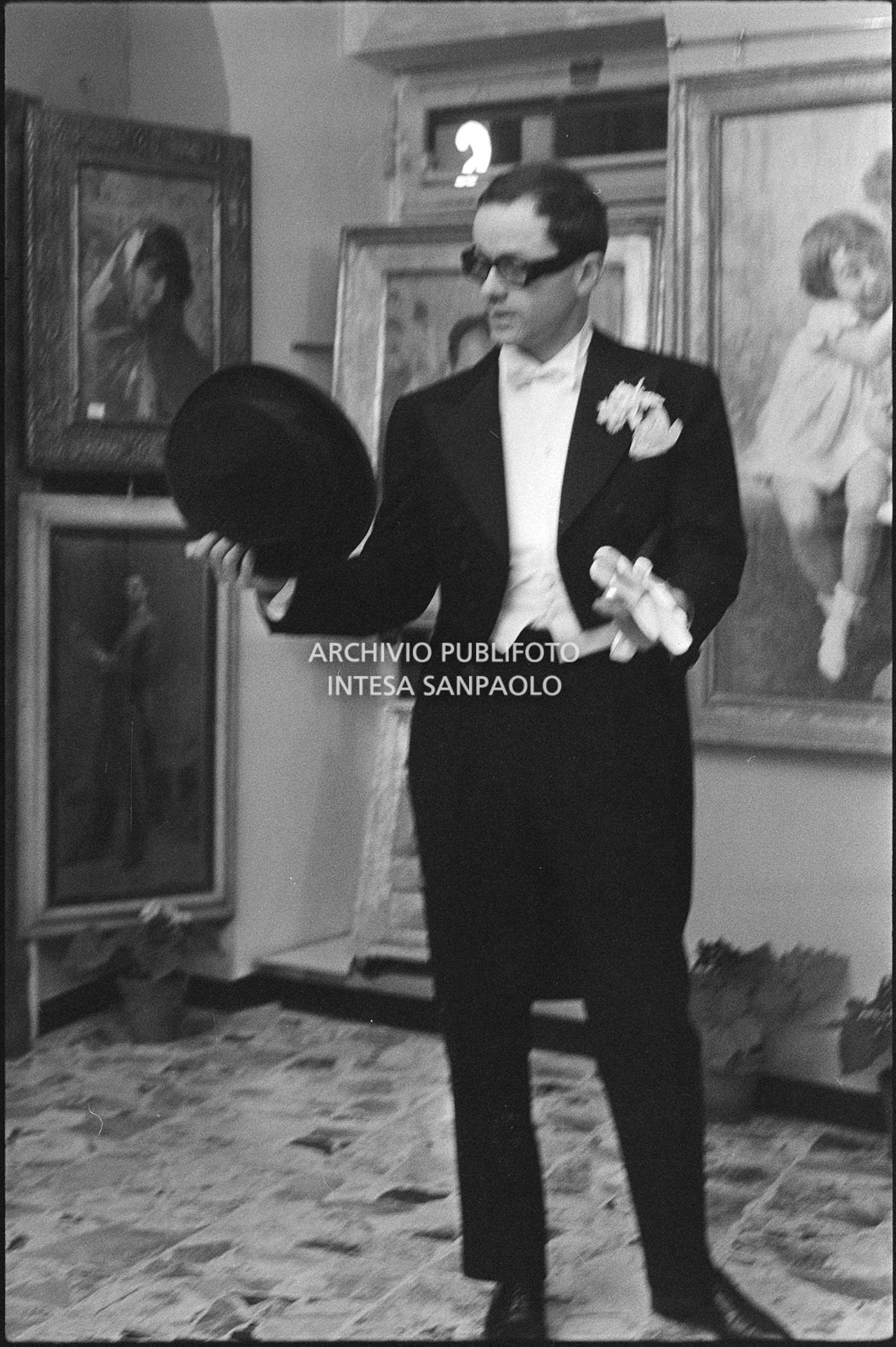 Gino Paoli prova frac e cilindro in un atelier nei giorni dell'XI Festival di Sanremo