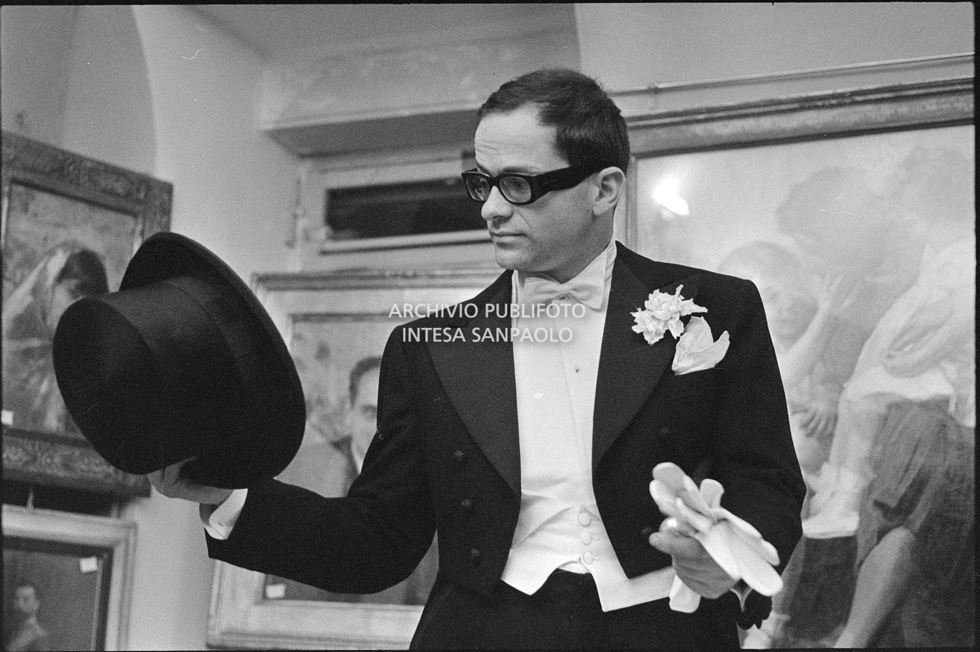 Gino Paoli prova frac e cilindro in un atelier nei giorni dell'XI Festival di Sanremo