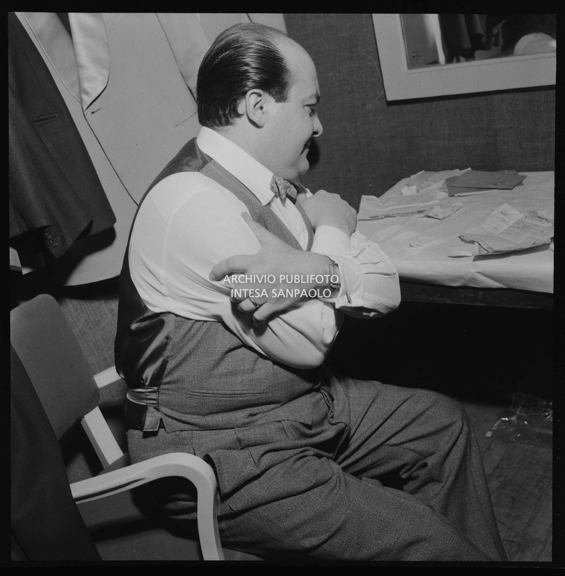 Aurelio Fierro in camerino legge i telegrammi ricevuti dai suoi fan all'XI Festival della canzone italiana di Sanremo